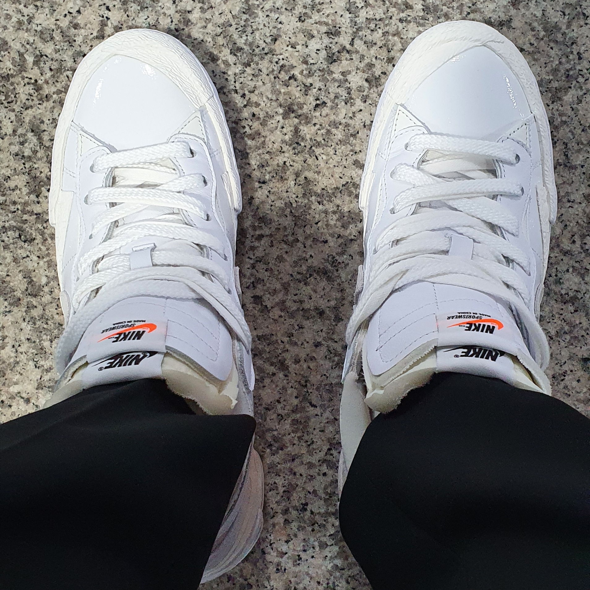 Nike x Sacai Blazer Low White Patent Leather 착용 스타일 - 1