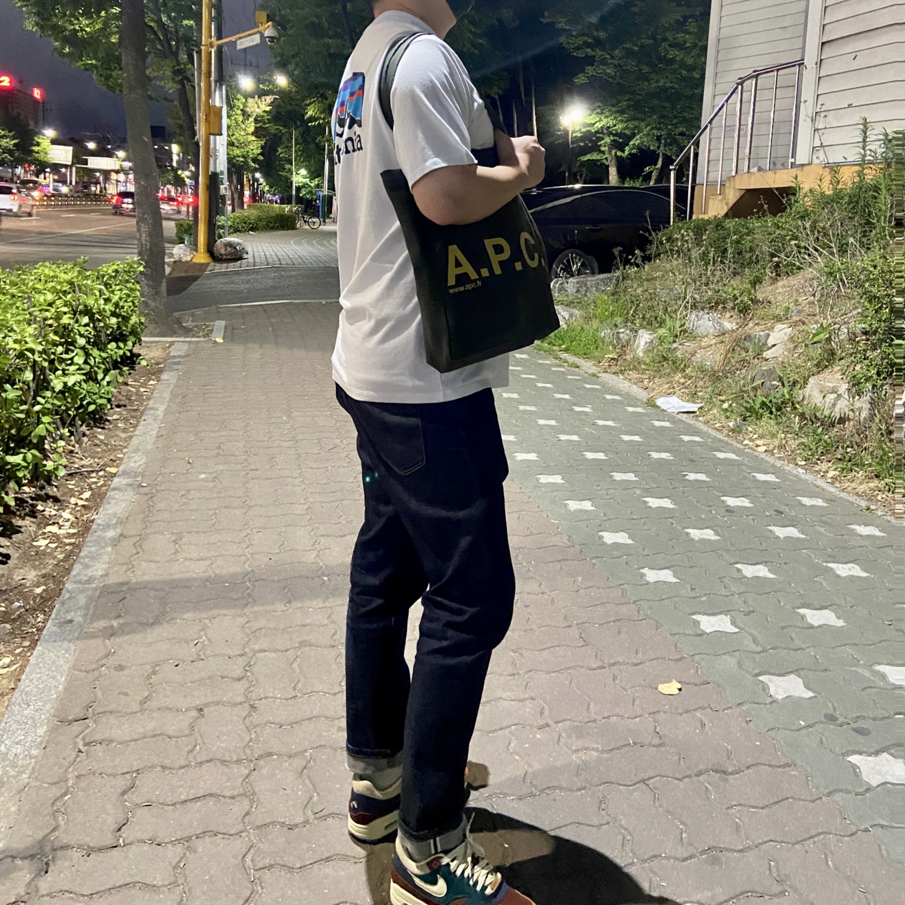 Nike x Kasina Air Max 1 SP Won-Ang Orange, A.P.C. Laure Tote Bag Blue 착용 스타일