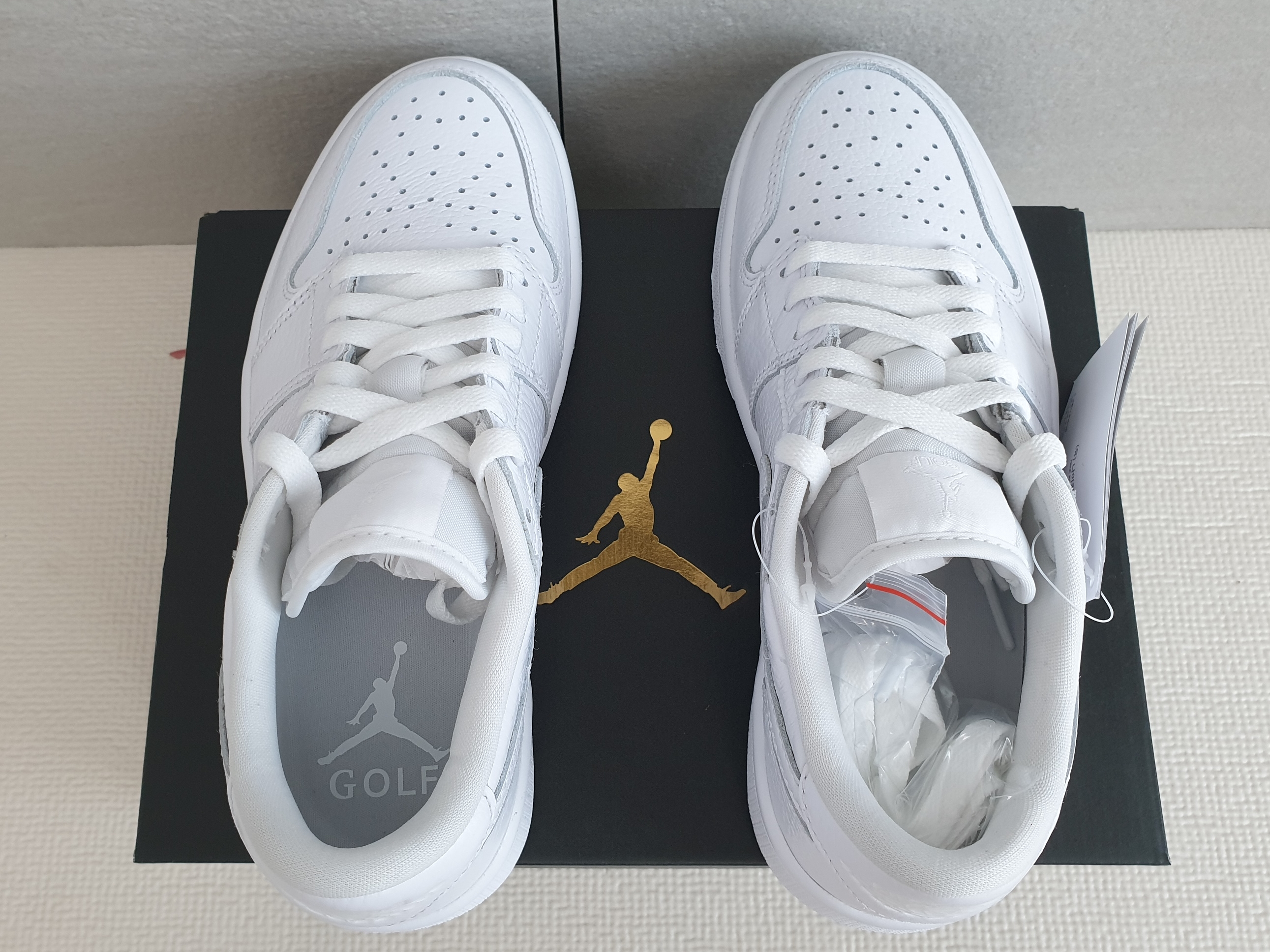 Jordan 1 Low Golf Triple White 착용 스타일 - 4