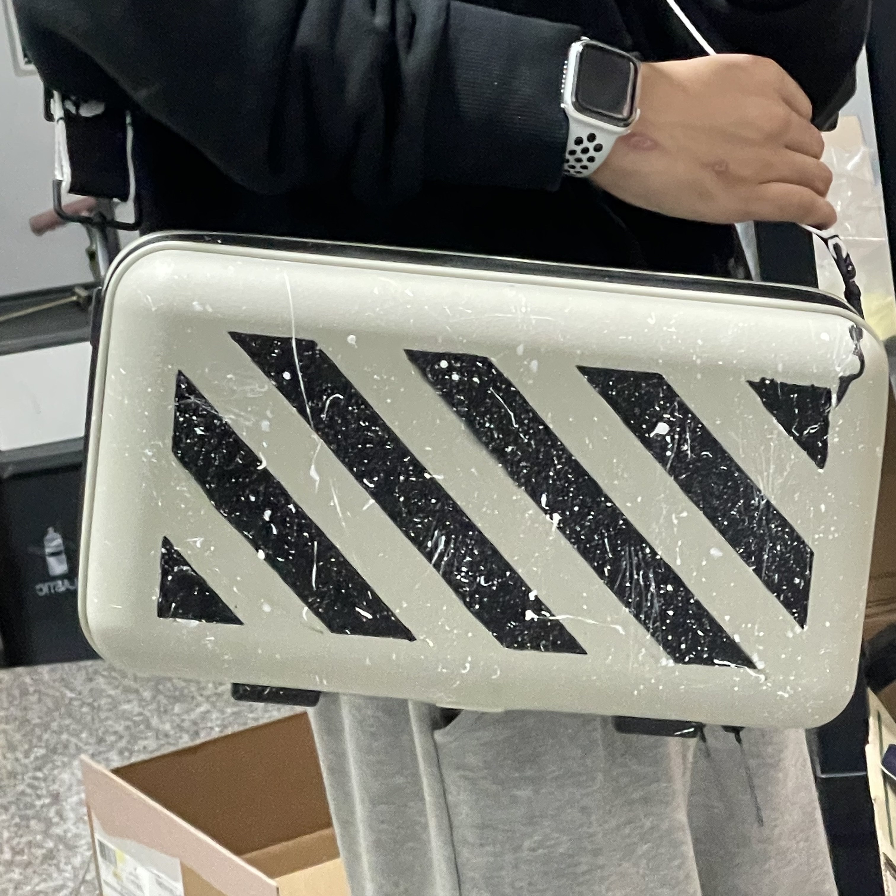 Off-White x Amore Pacific Protection Box (Without Cosmetics) 착용 스타일