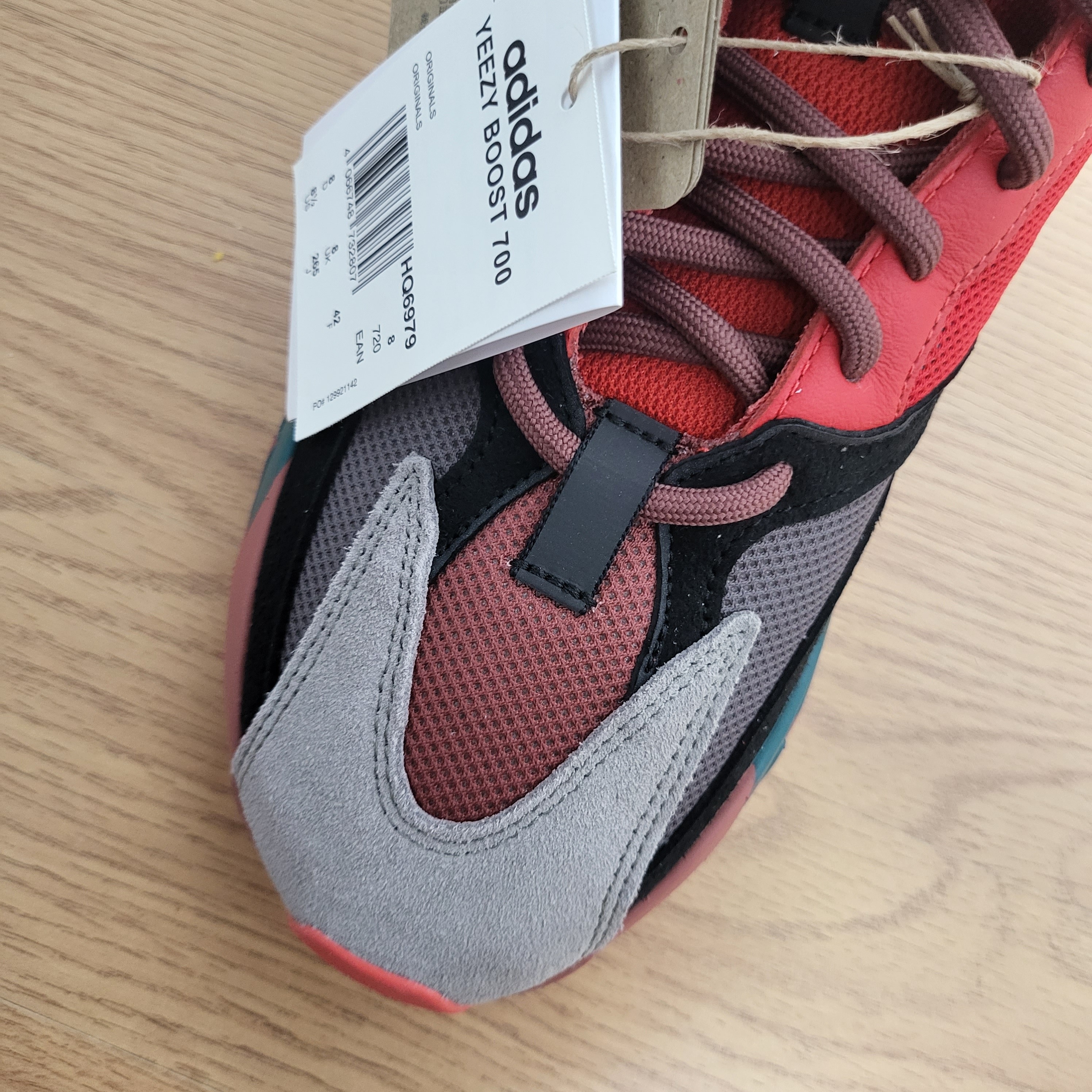 Adidas Yeezy Boost 700 Hi-Res Red 착용 스타일 - 4