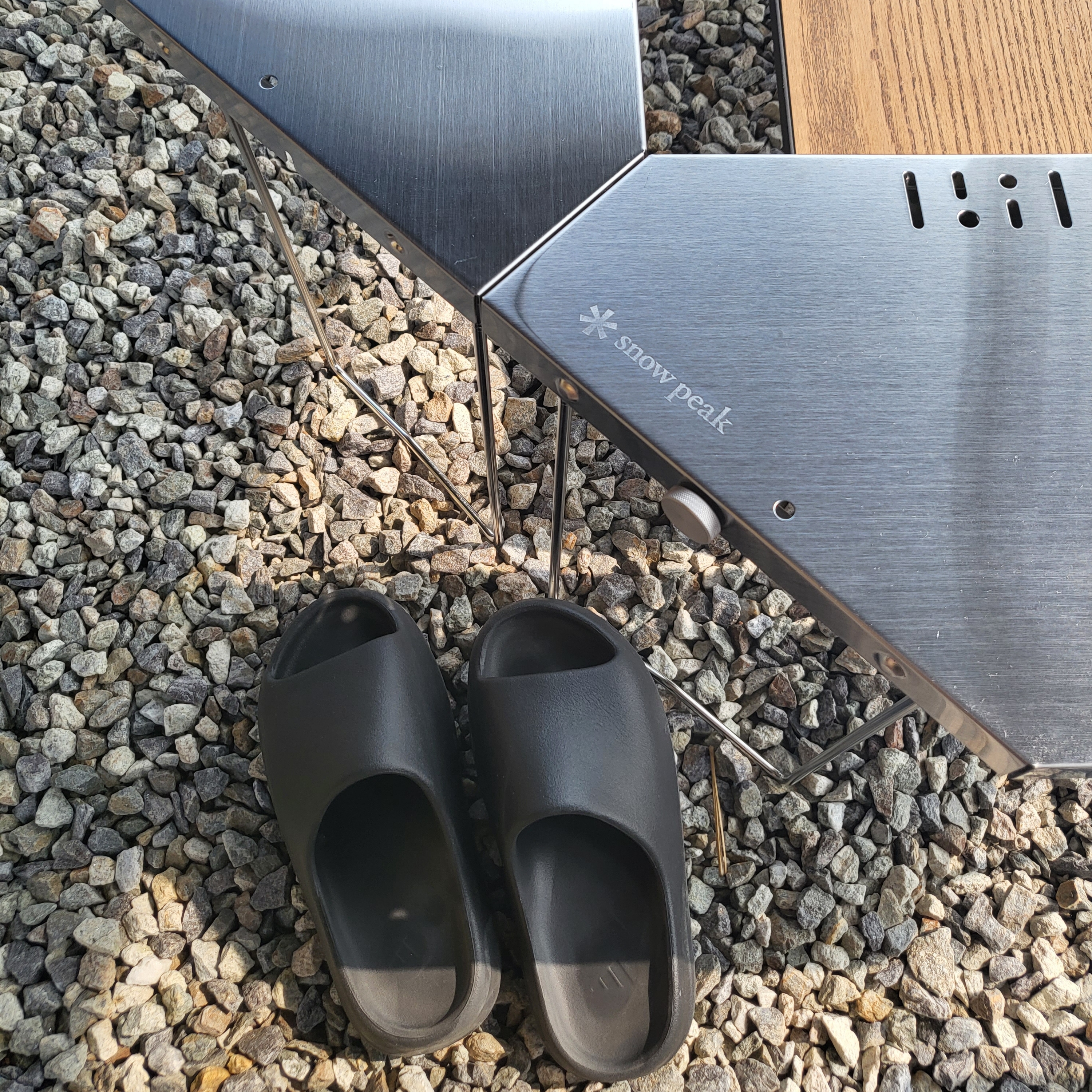 Adidas Yeezy Slide Onyx, Snow Peak Jikaro Table 착용 스타일 - 1