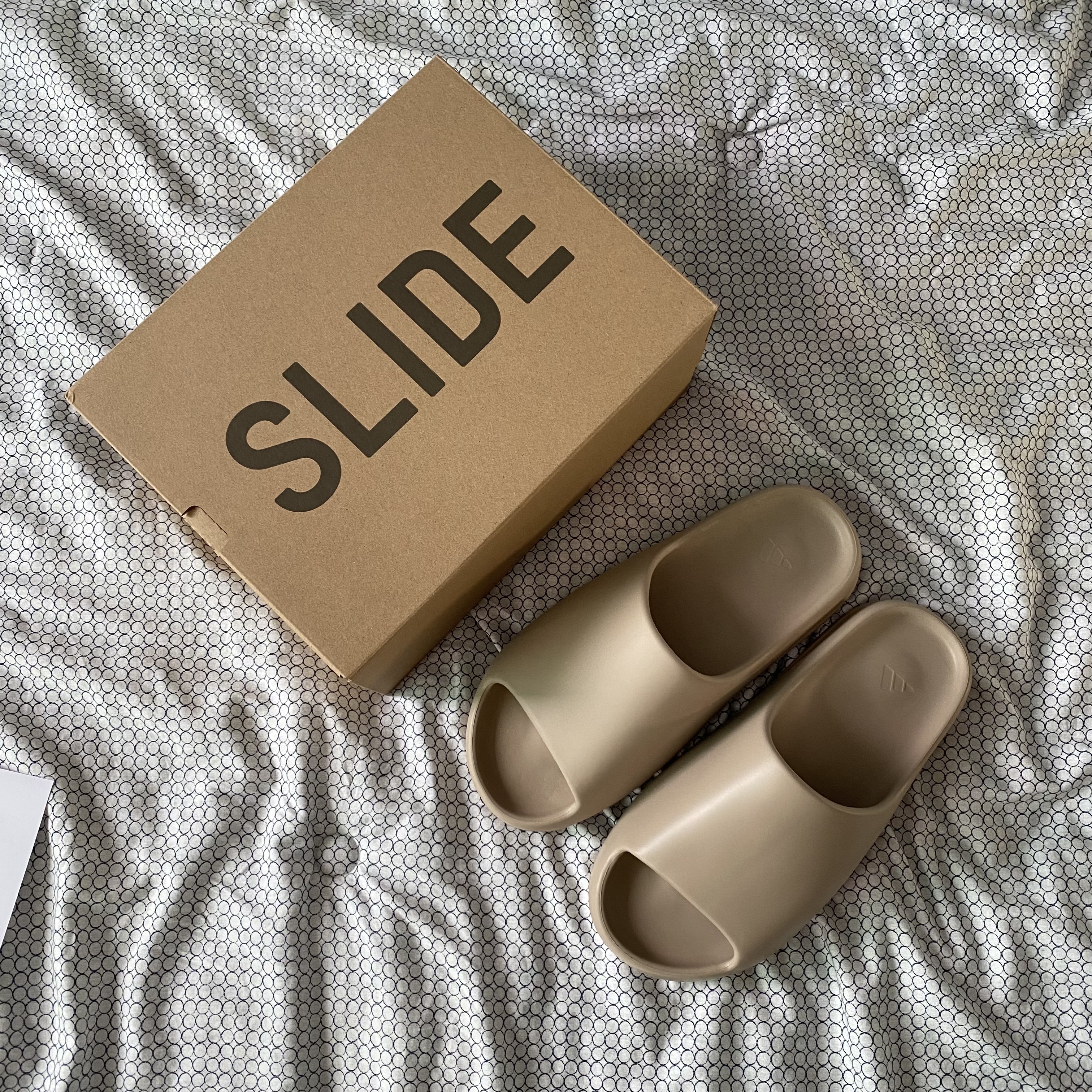 Adidas Yeezy Slide Pure 착용 스타일