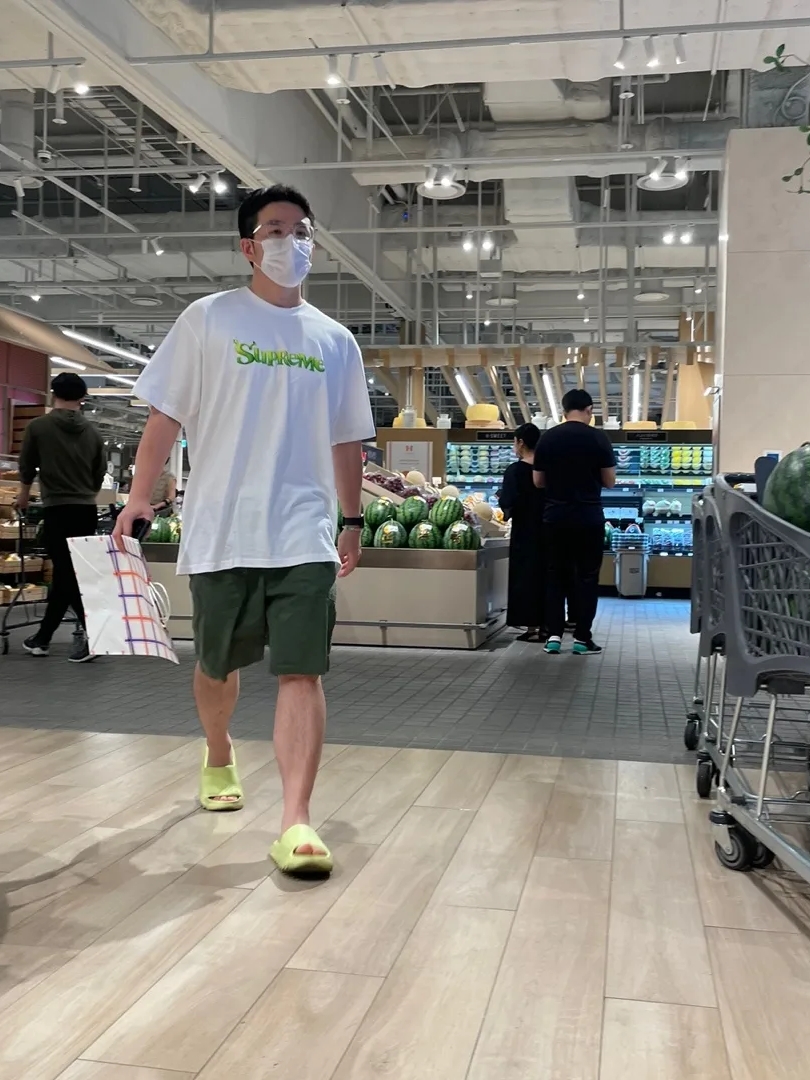 Supreme Shrek T-Shirt White - 21FW 착용 스타일