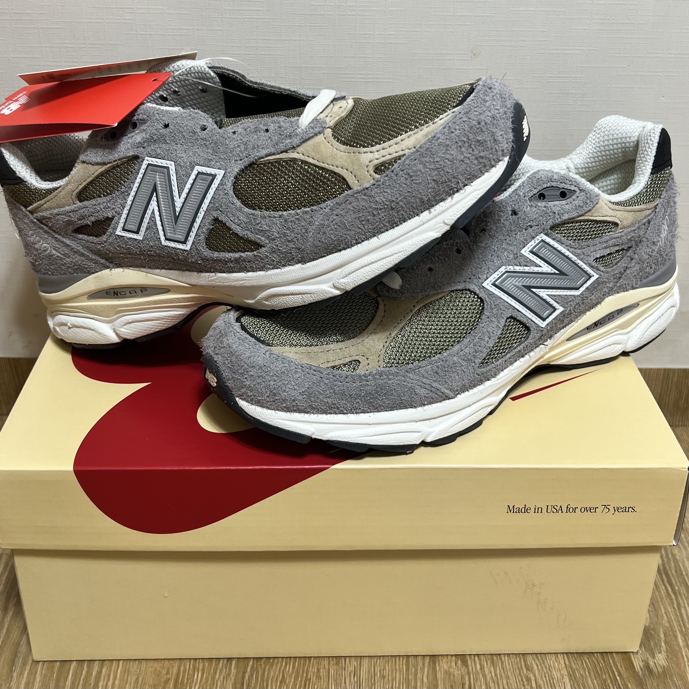 New Balance 990v3 Made in USA Marblehead Incense 착용 스타일 - 2