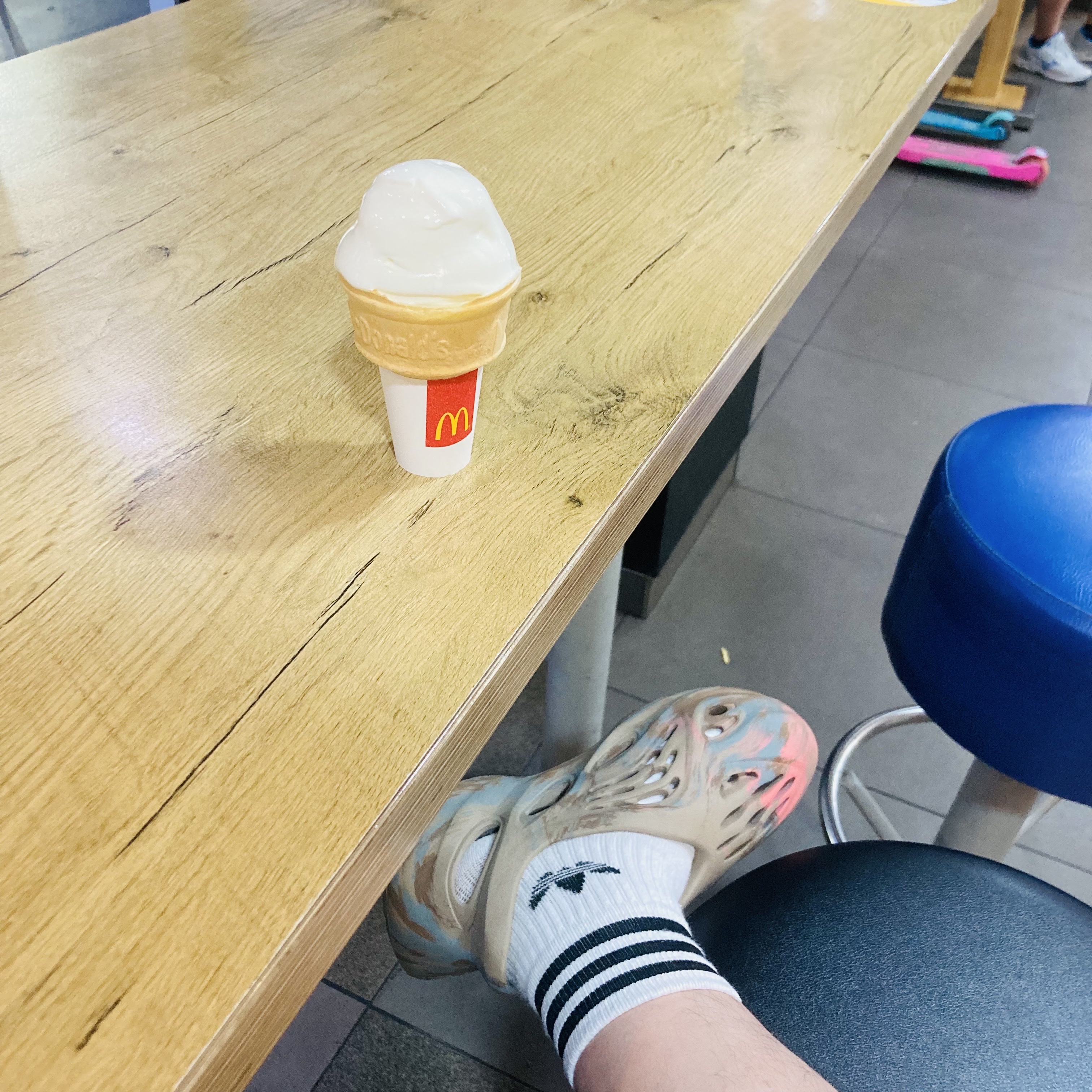 Adidas Yeezy Foam RNNR MX Sand Grey 착용 스타일 - 2