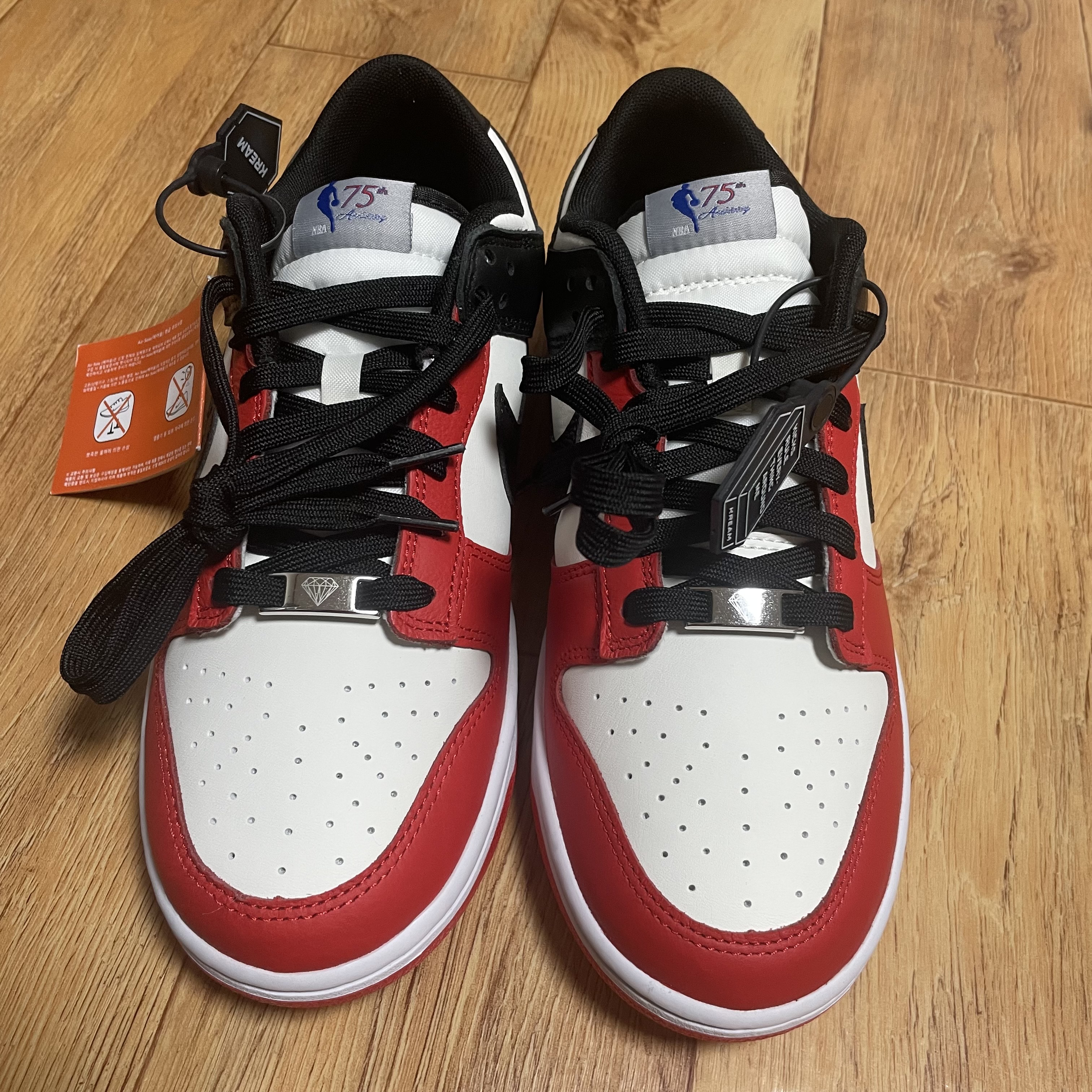 Nike Air Max 97 Neon Seoul, Nike x NBA Dunk Low Retro EMB Black and Chile Red 착용 스타일 - 2