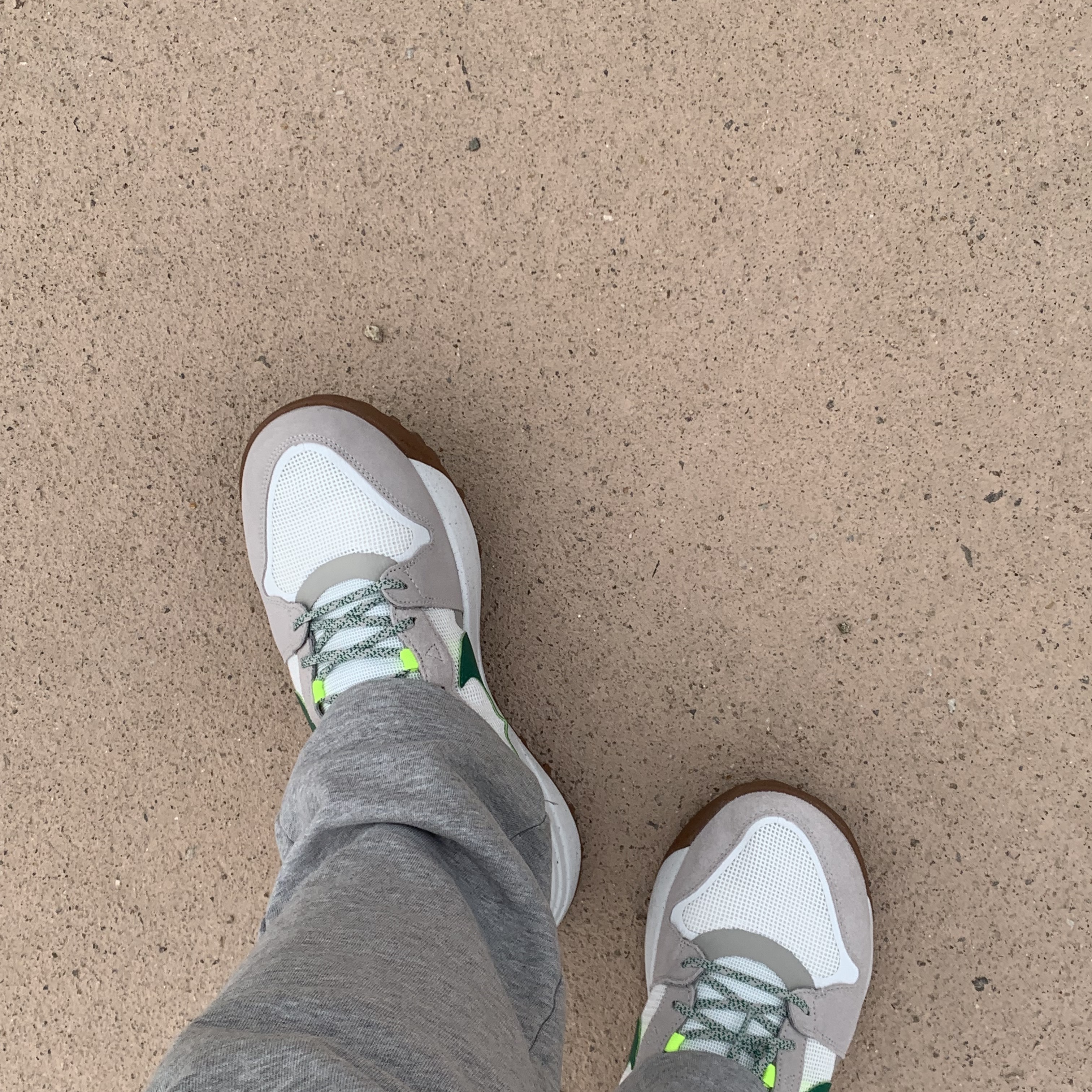 Nike ACG Lowcate Light Iron Ore 착용 스타일 - 3