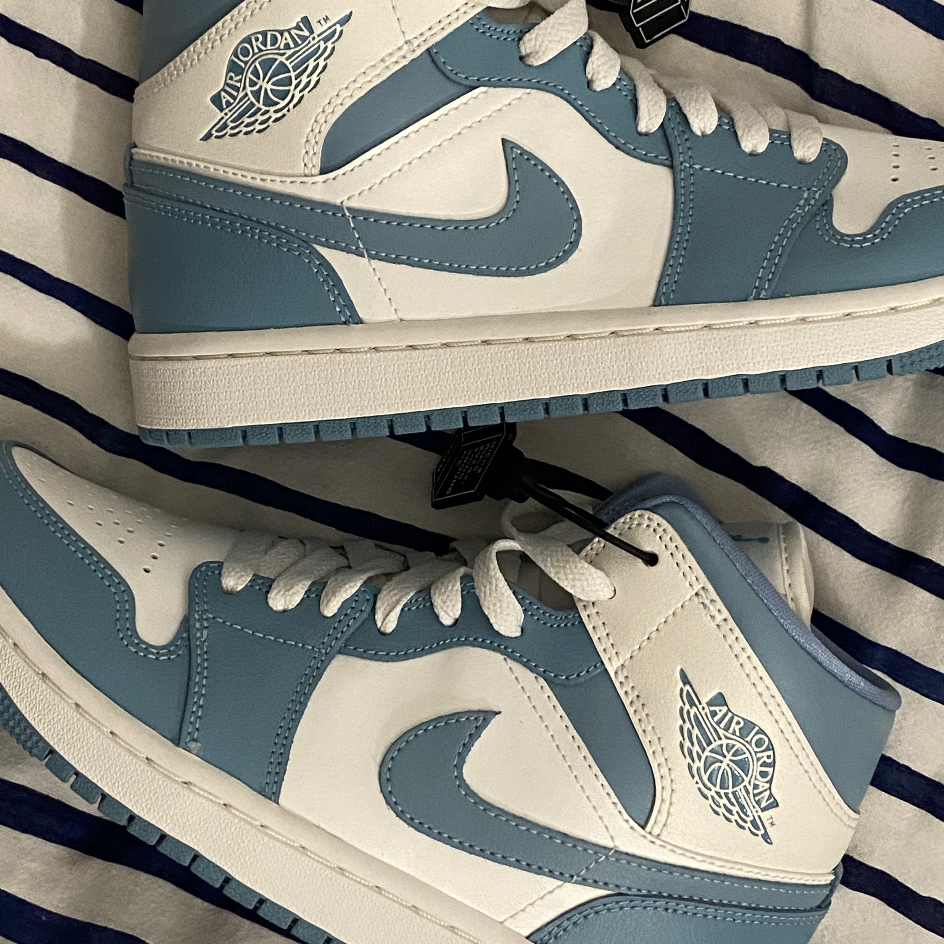(W) Jordan 1 Mid Sail and Worn Blue 착용 스타일 - 1