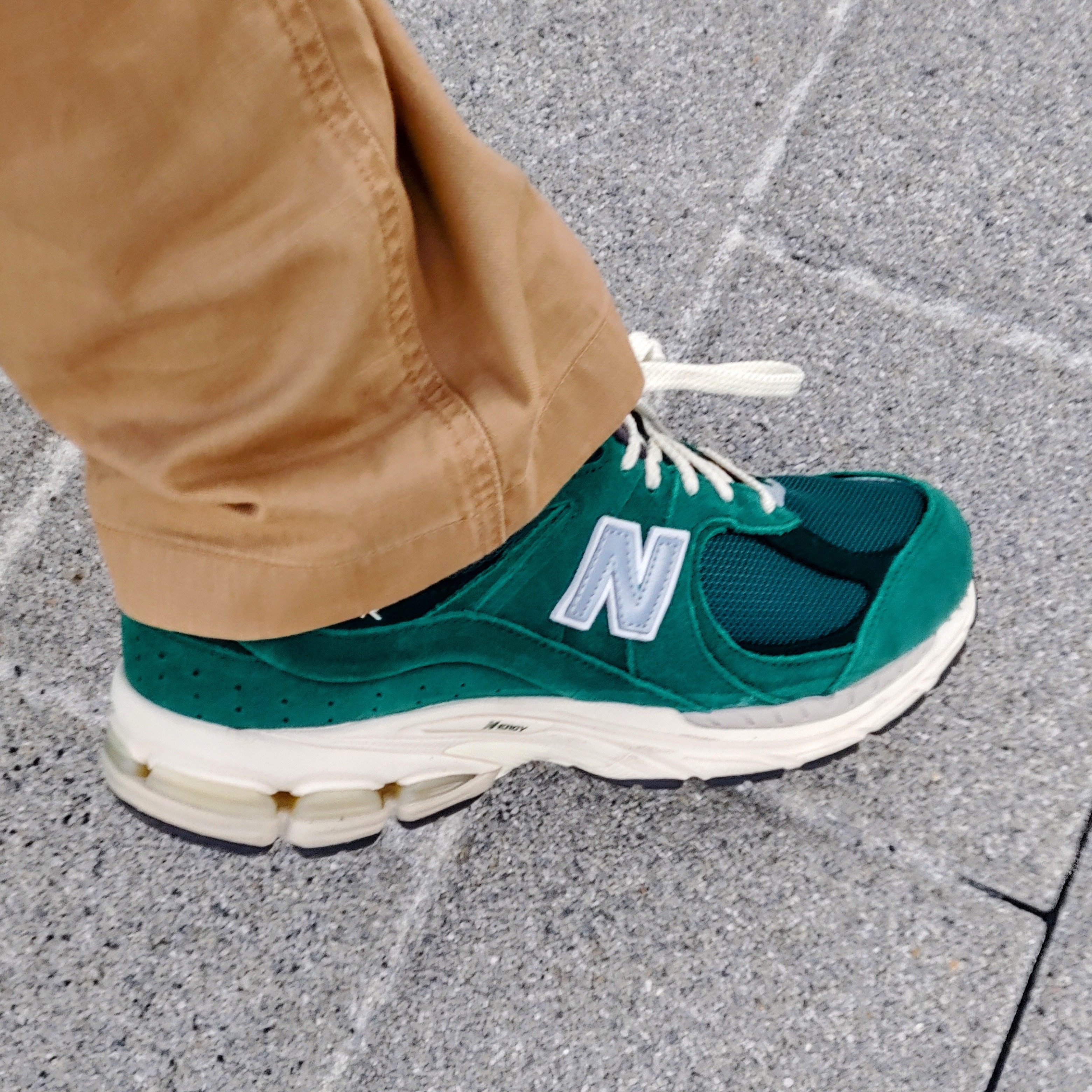 New Balance 2002R Nightwatch Green 착용 스타일 - 3