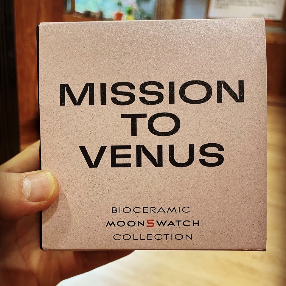 Swatch x Omega Bioceramic MoonSwatch Mission To Venus 착용 스타일