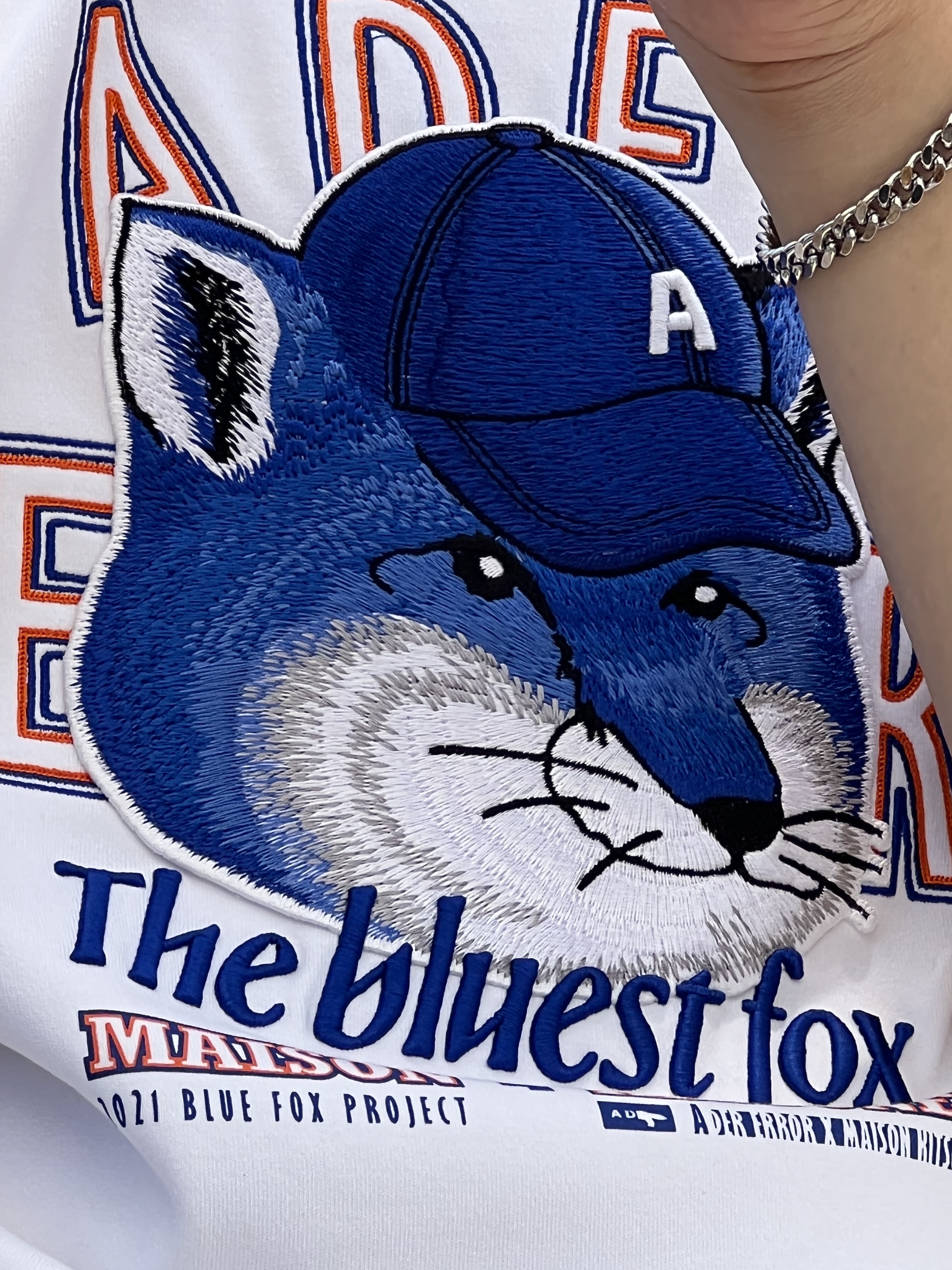 Maison Kitsune x Ader Error The Bluest Fox T-Shirt White, New Balance 2002R Grape Leaf 착용 스타일 - 3