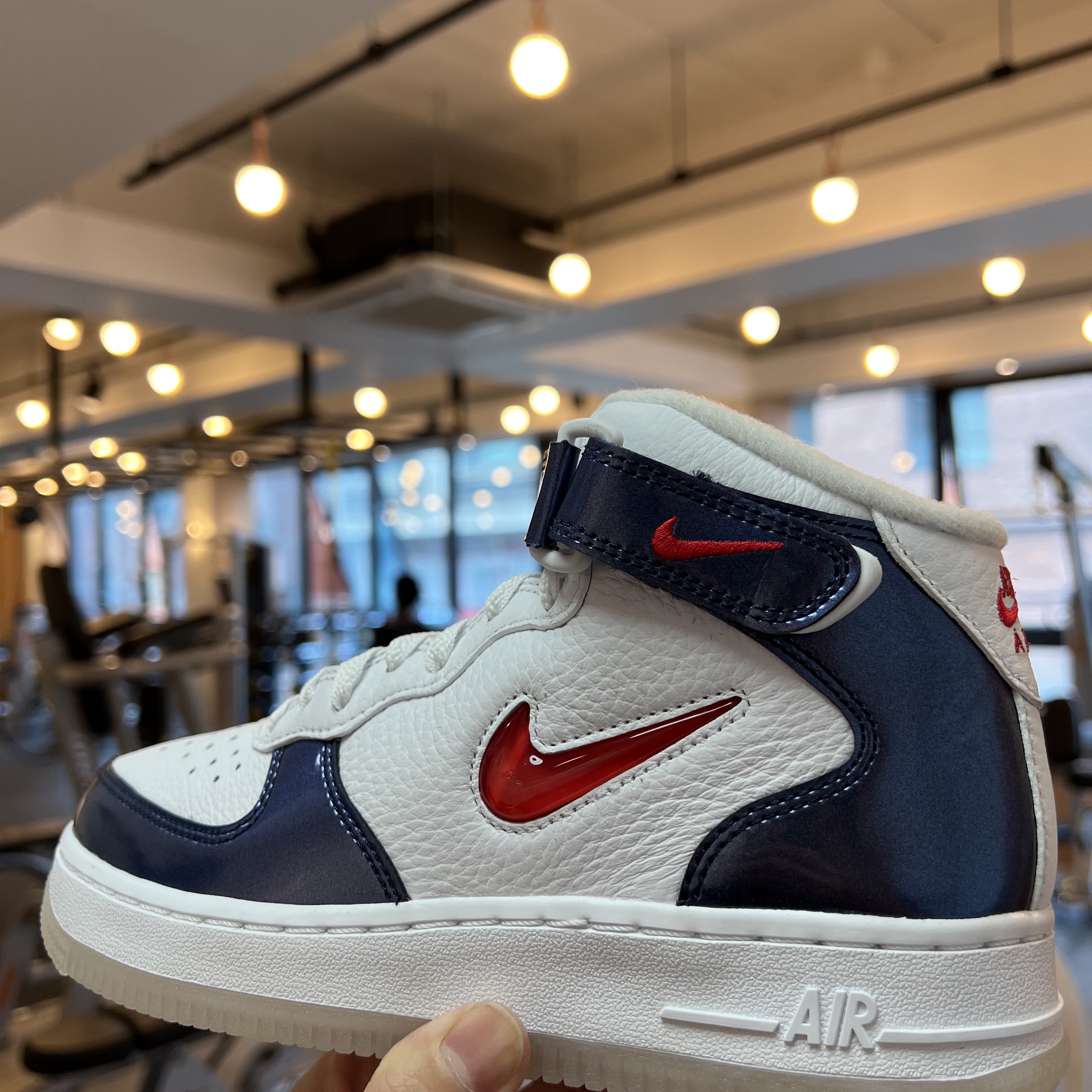 Nike Air Force 1 Mid QS University Red and Midnight Navy 착용 스타일 - 1