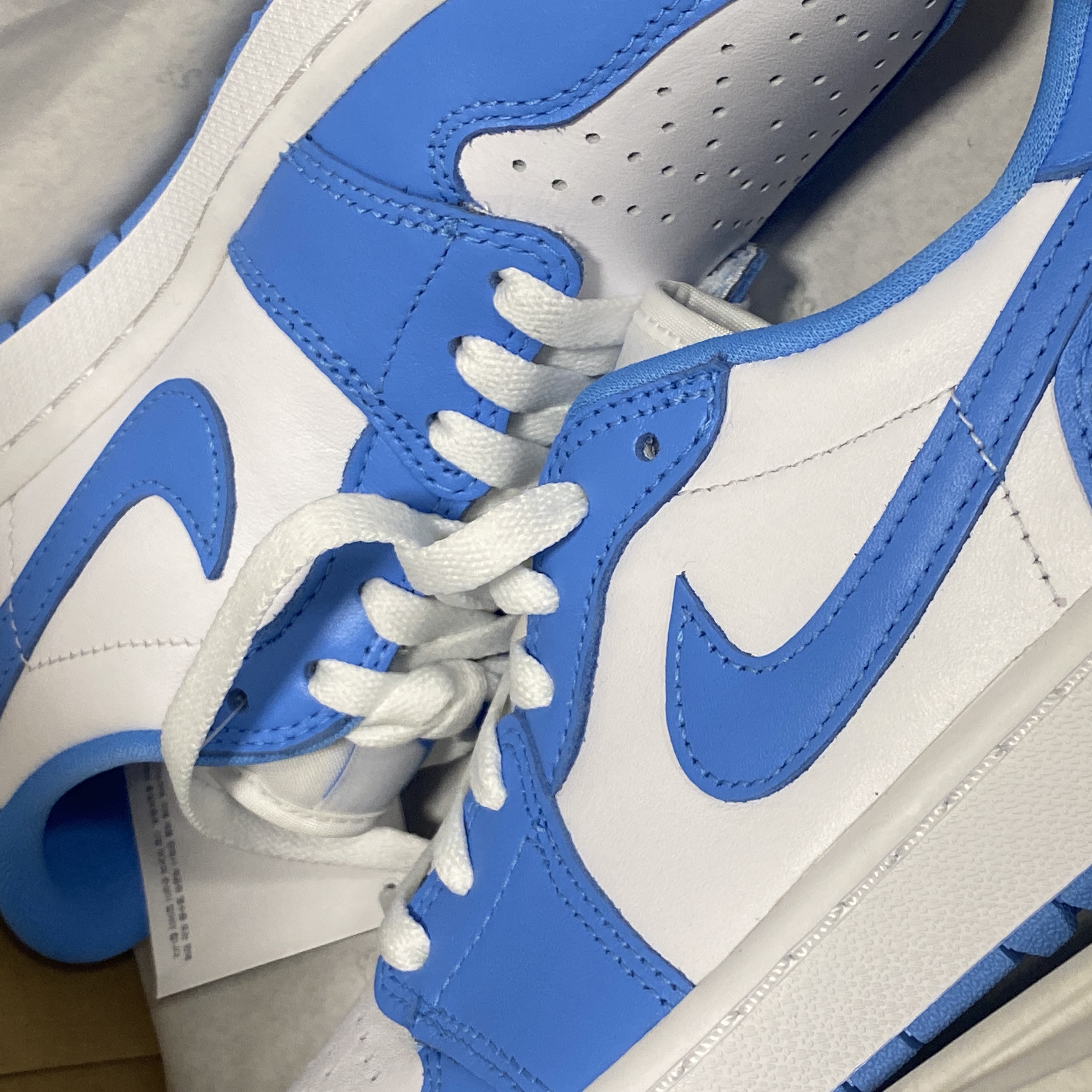 Jordan 1 Low Golf White and University Blue 착용 스타일