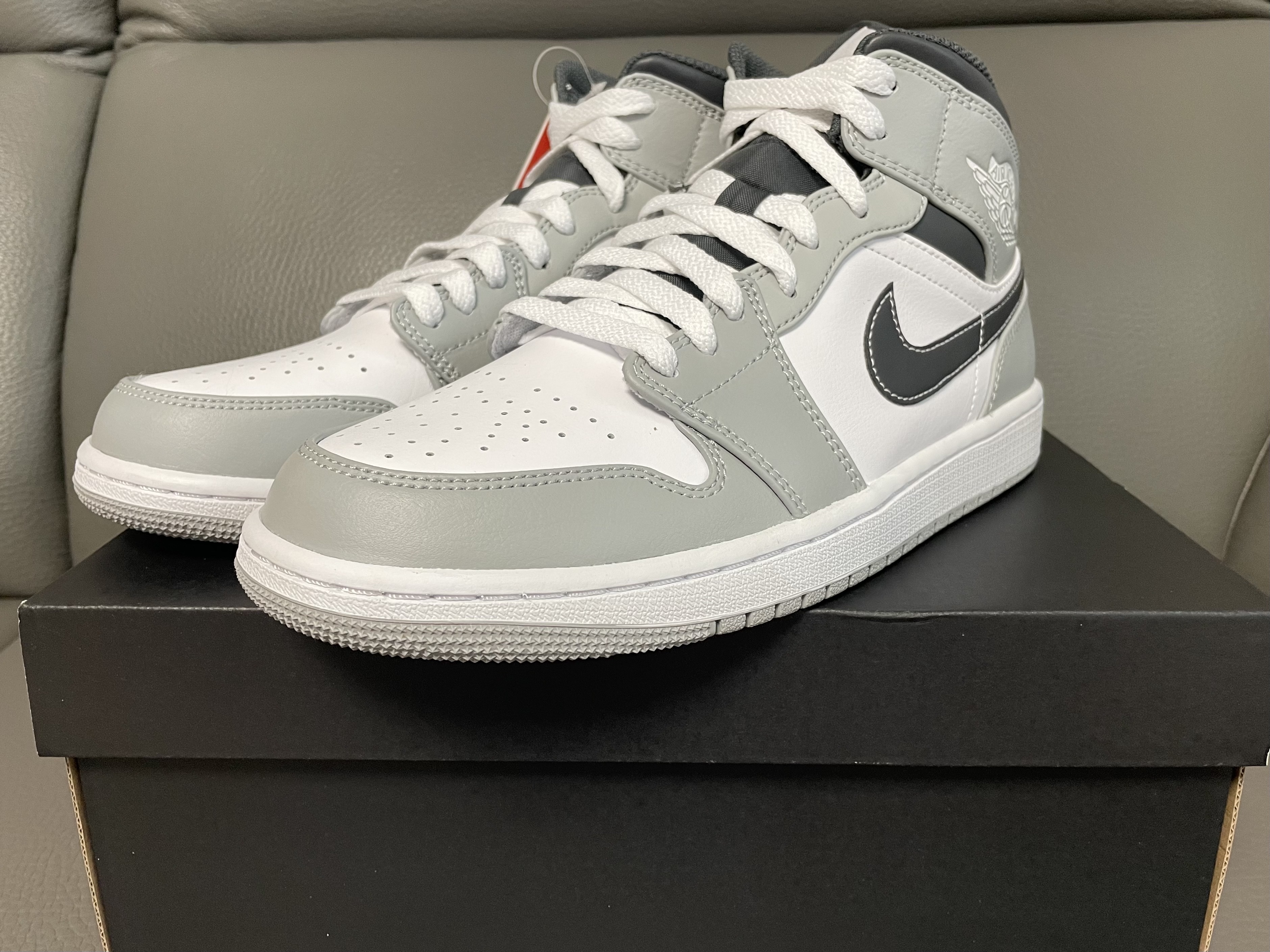 Jordan 1 Mid Light Smoke Grey Anthracite 착용 스타일 - 1