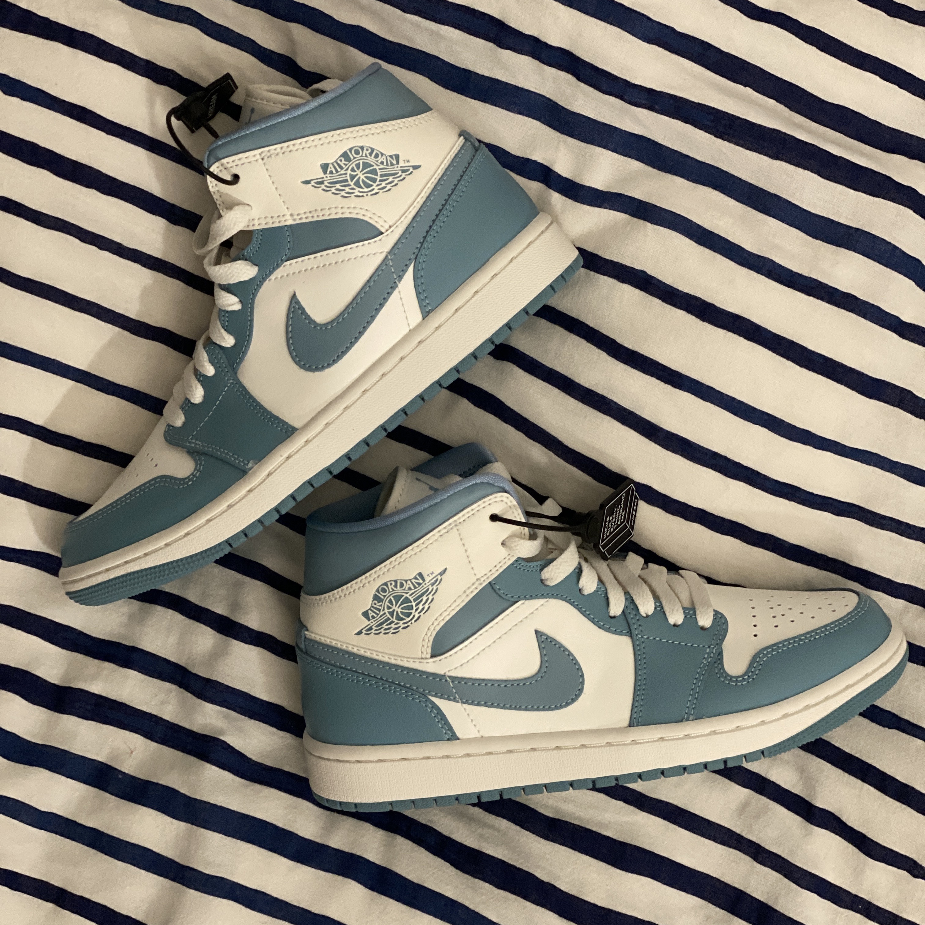 (W) Jordan 1 Mid Sail and Worn Blue 착용 스타일 - 2