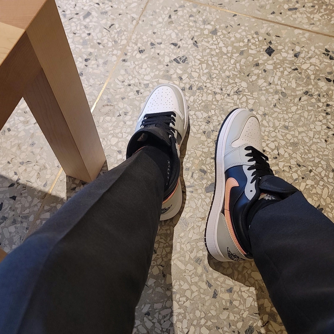 Jordan 1 Low Grey Fog Black Bleached Coral 착용 스타일 - 3