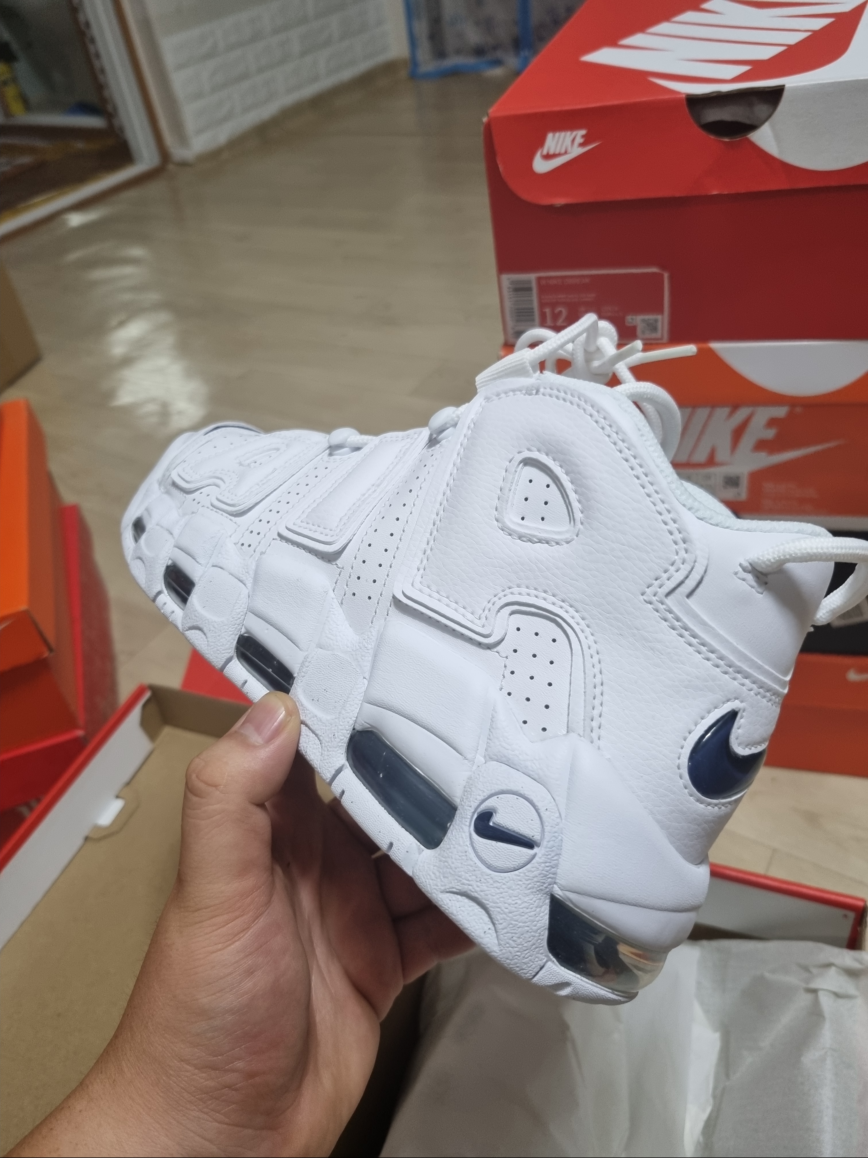Nike Air More Uptempo 96 White Midnight Navy 착용 스타일 - 3