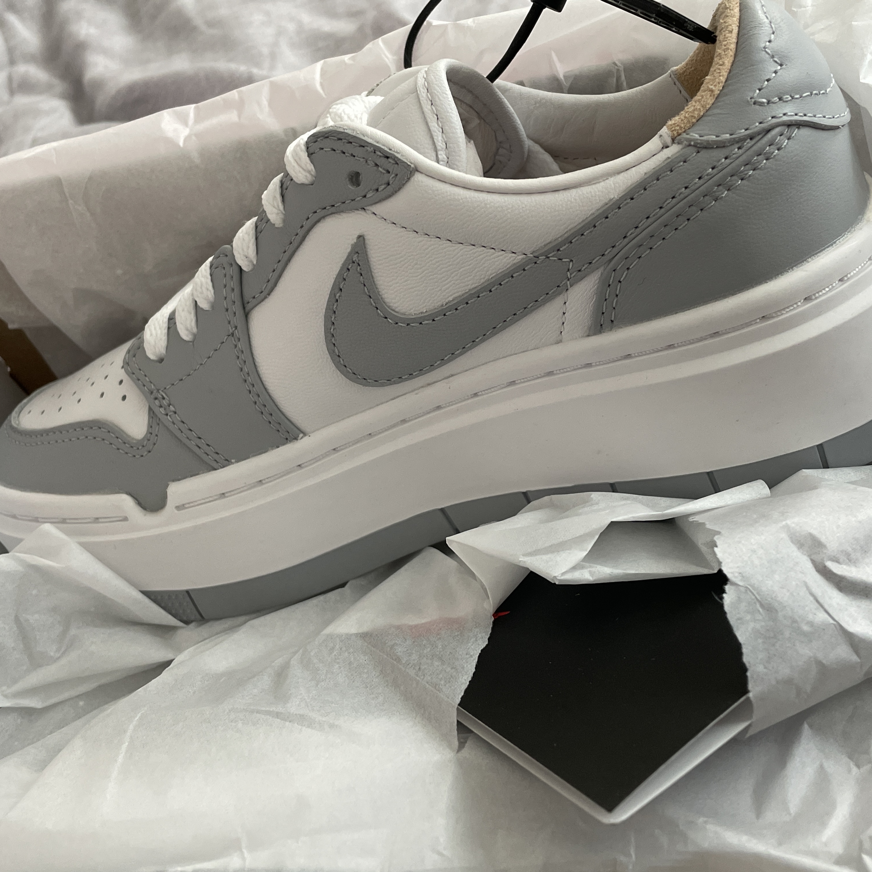 (W) Jordan 1 Elevate Low White and Wolf Grey 착용 스타일 - 1