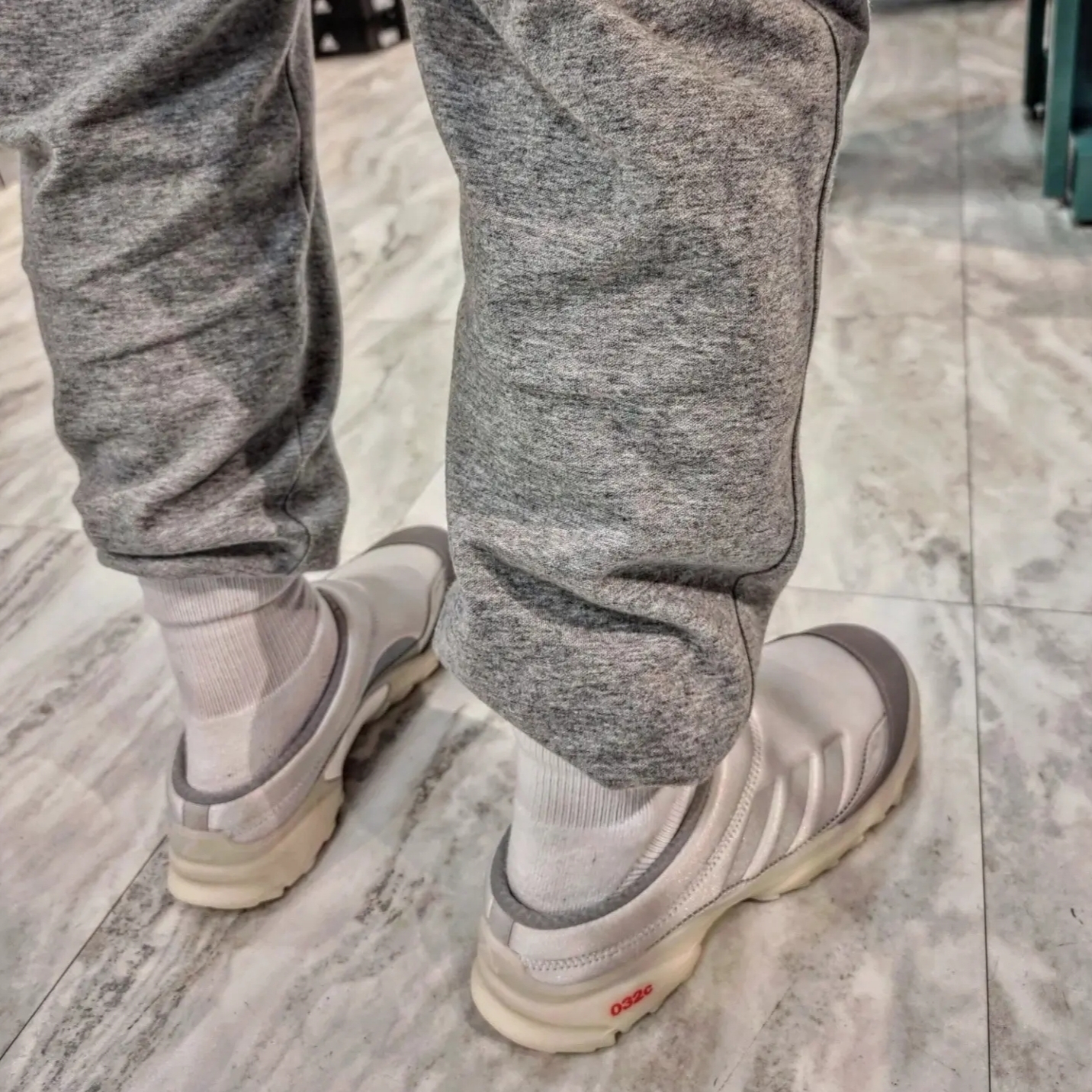 Adidas x 032c GSG Mule Grey 착용 스타일 - 3