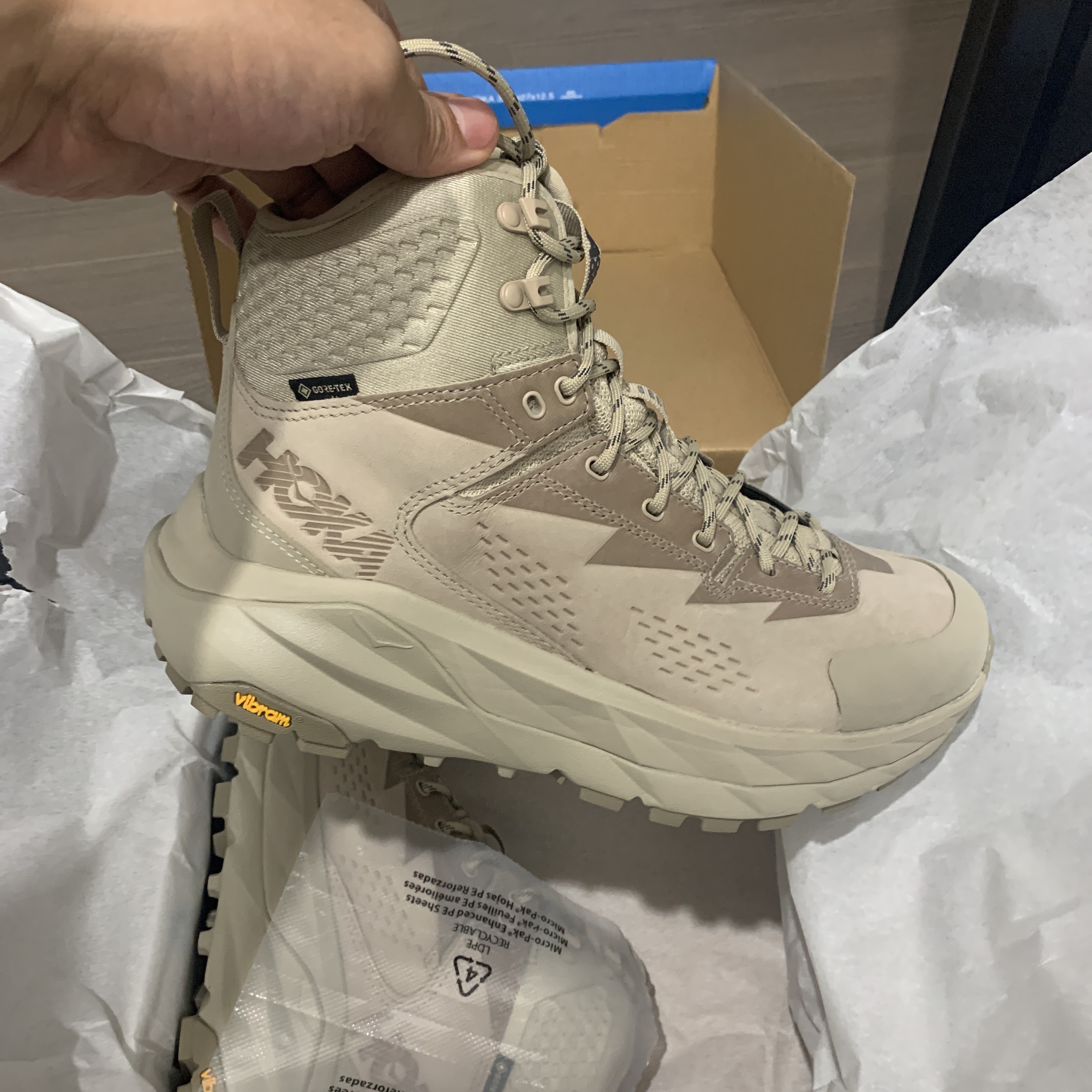 Hoka Kaha Gore-Tex Tan 착용 스타일
