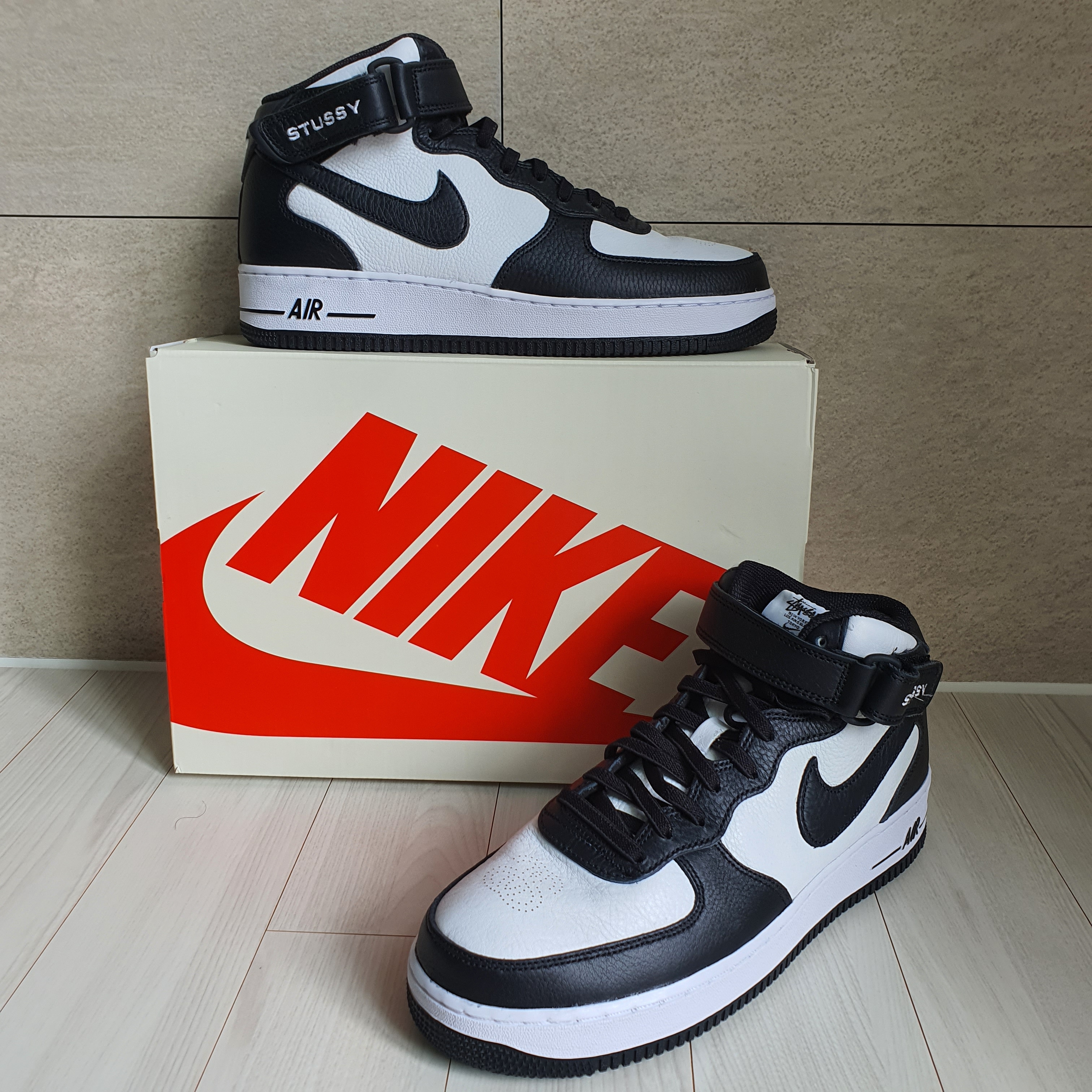 Nike x Stussy Air Force 1 '07 Mid SP Black and Light Bone 착용 스타일 - 2