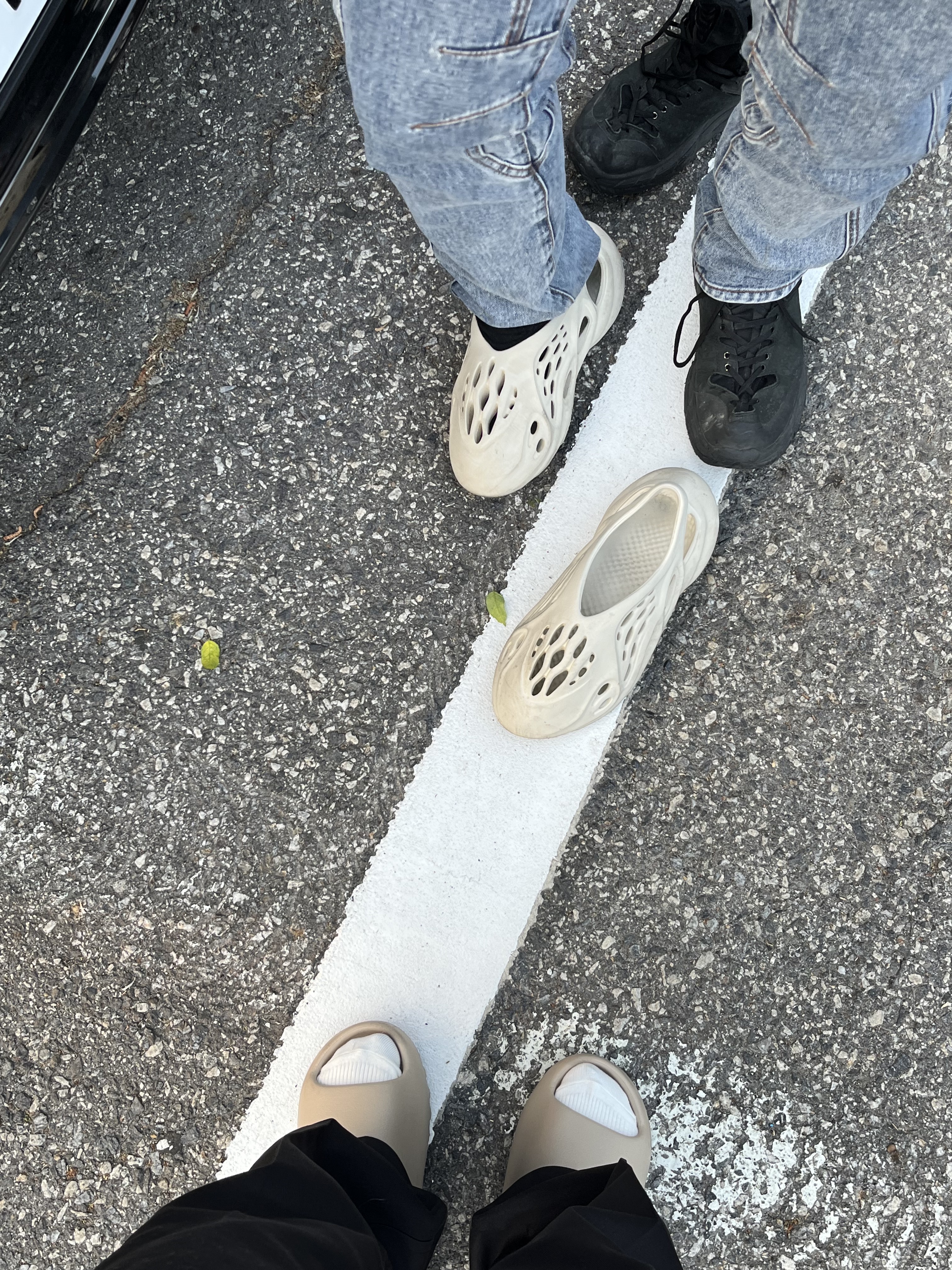 Adidas Yeezy Slide Pure - Re-Release Ver., Adidas Yeezy Foam RNNR Sand 착용 스타일 - 2