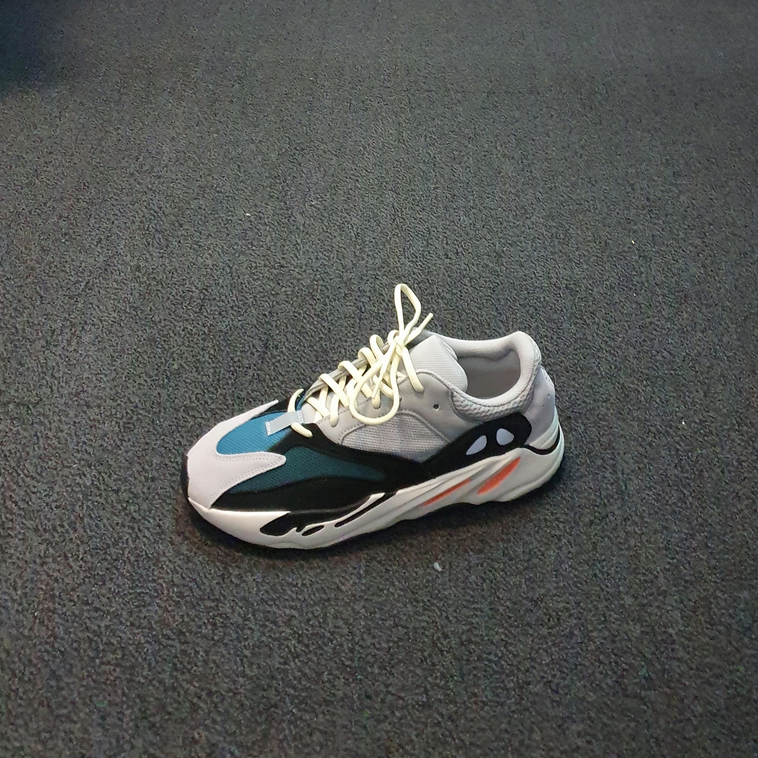 Adidas Yeezy Boost 700 Wave Runner Solid Grey 2021/2022 착용 스타일