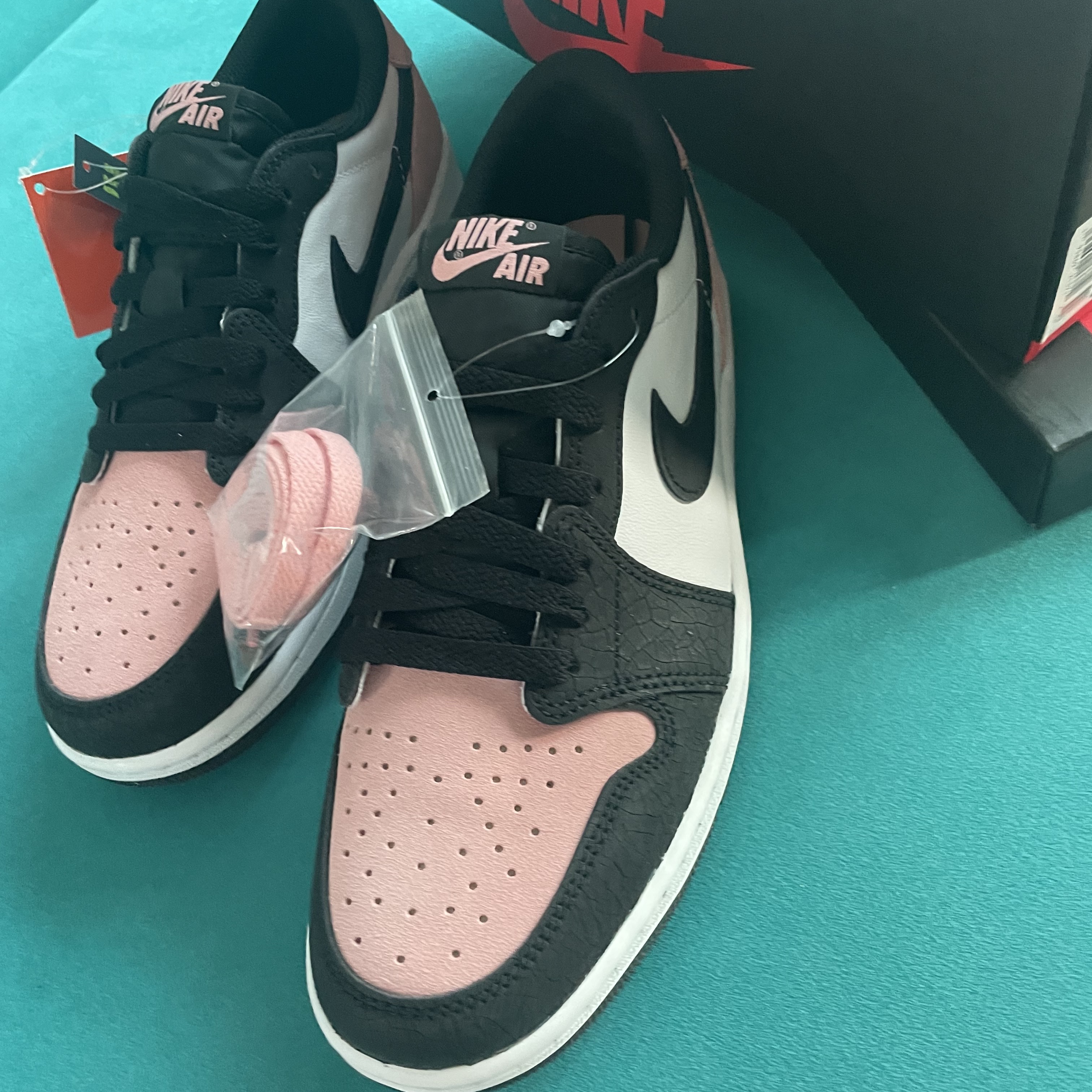Jordan 1 Retro Low OG Bleached Coral 착용 스타일 - 2