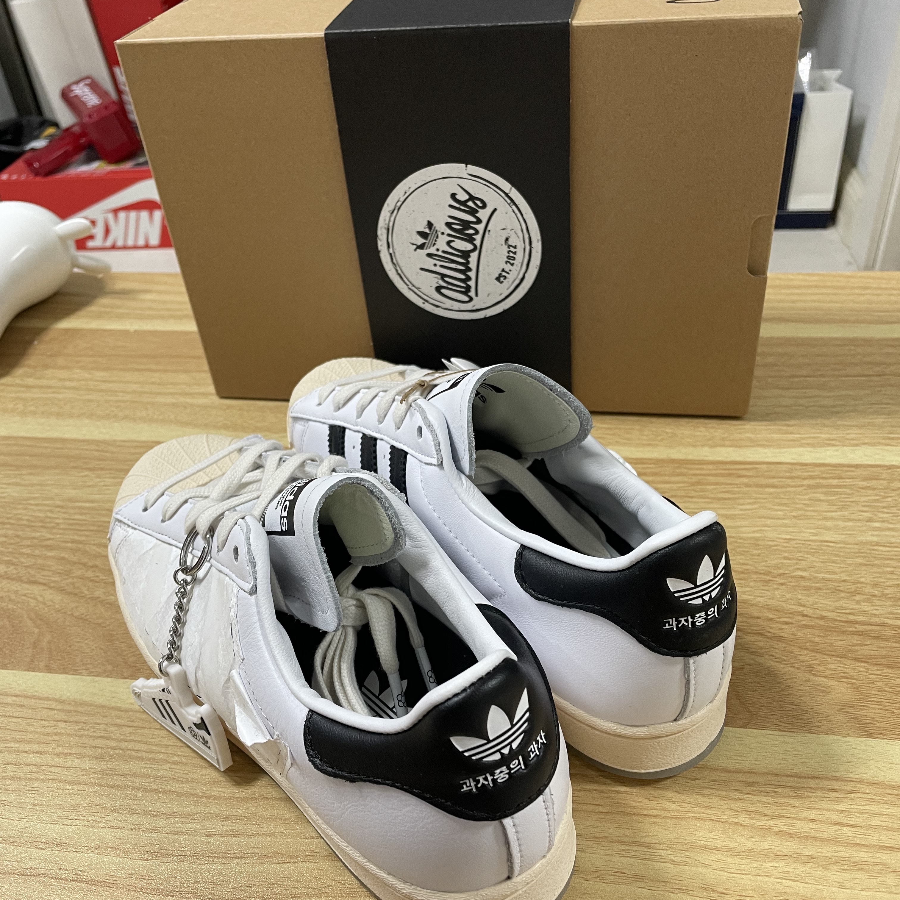 Adidas x Taegeukdang Superstar White Black 착용 스타일 - 2