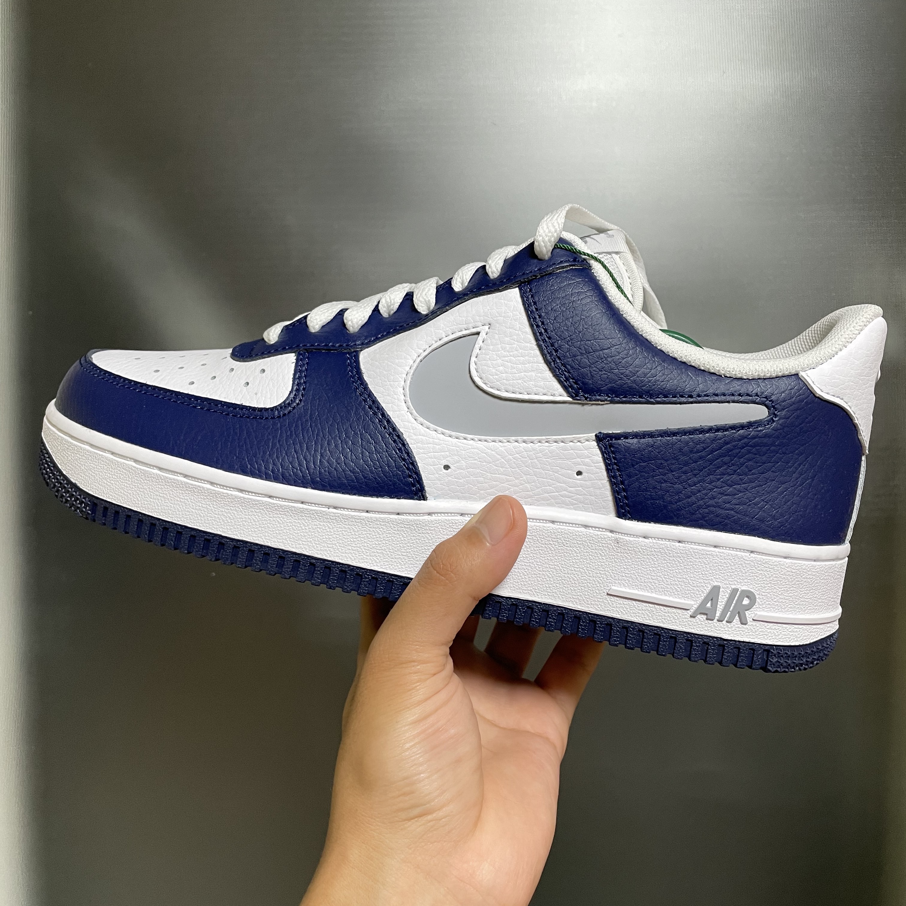 Nike Air Force 1 '07 Cut Out Swoosh Midnight Navy 착용 스타일 - 2