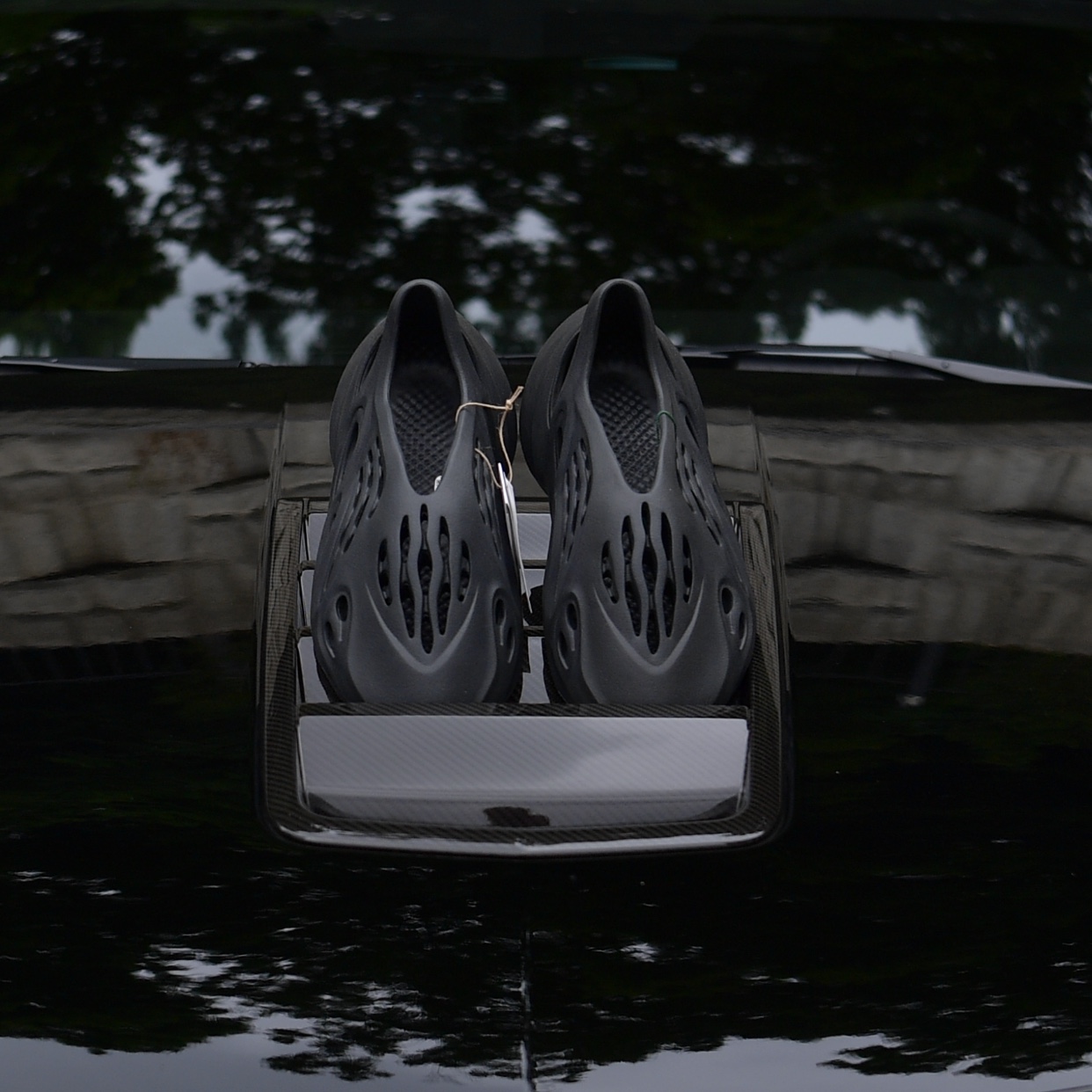 Adidas Yeezy Foam RNNR Onyx 착용 스타일 - 1