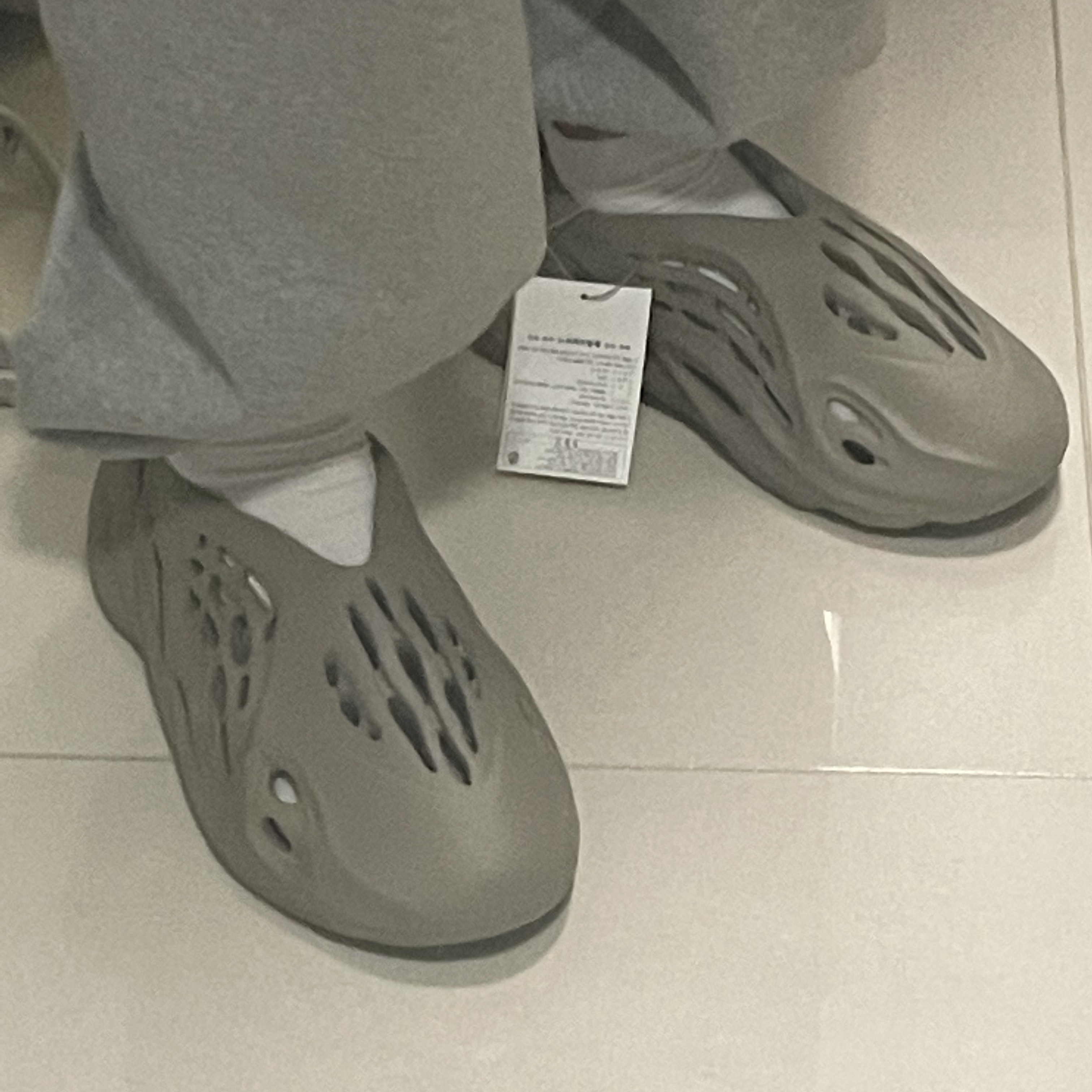 Adidas Yeezy Foam RNNR Stone Sage 착용 스타일 - 2