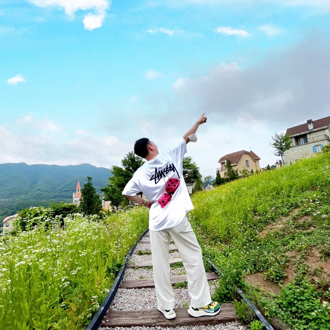 Stussy Fuzzy Dice T-Shirt White, Nike x Sacai VaporWaffle Tour Yellow & Gorge Green Sail 착용 스타일