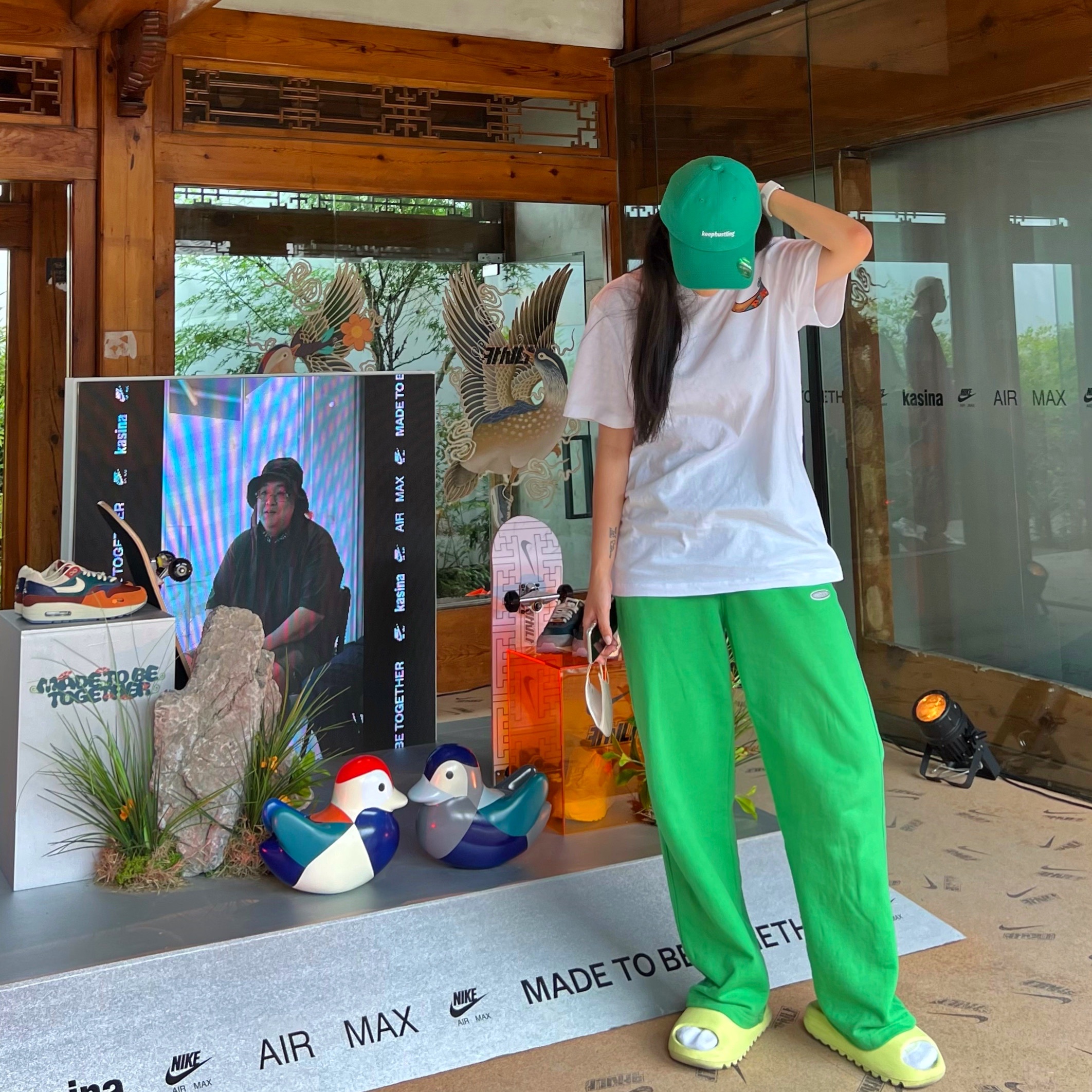 Nike x Kasina Air Max 1 SP Won-Ang Orange, Adidas Yeezy Slide Glow Green 착용 스타일 - 1