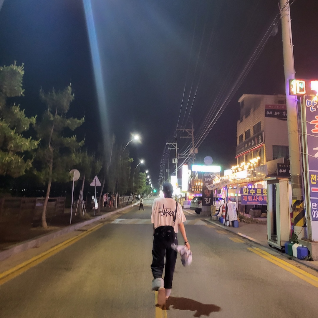 Adidas Yeezy Slide Pure - Re-Release Ver., Stussy Basic Stussy T-Shirt White 2021 착용 스타일