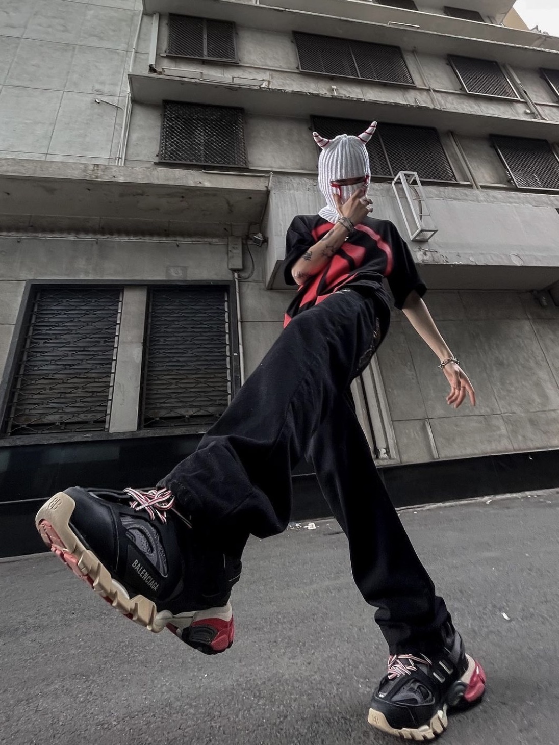 Balenciaga Track Sneakers Black Red 2019 착용 스타일 - 1