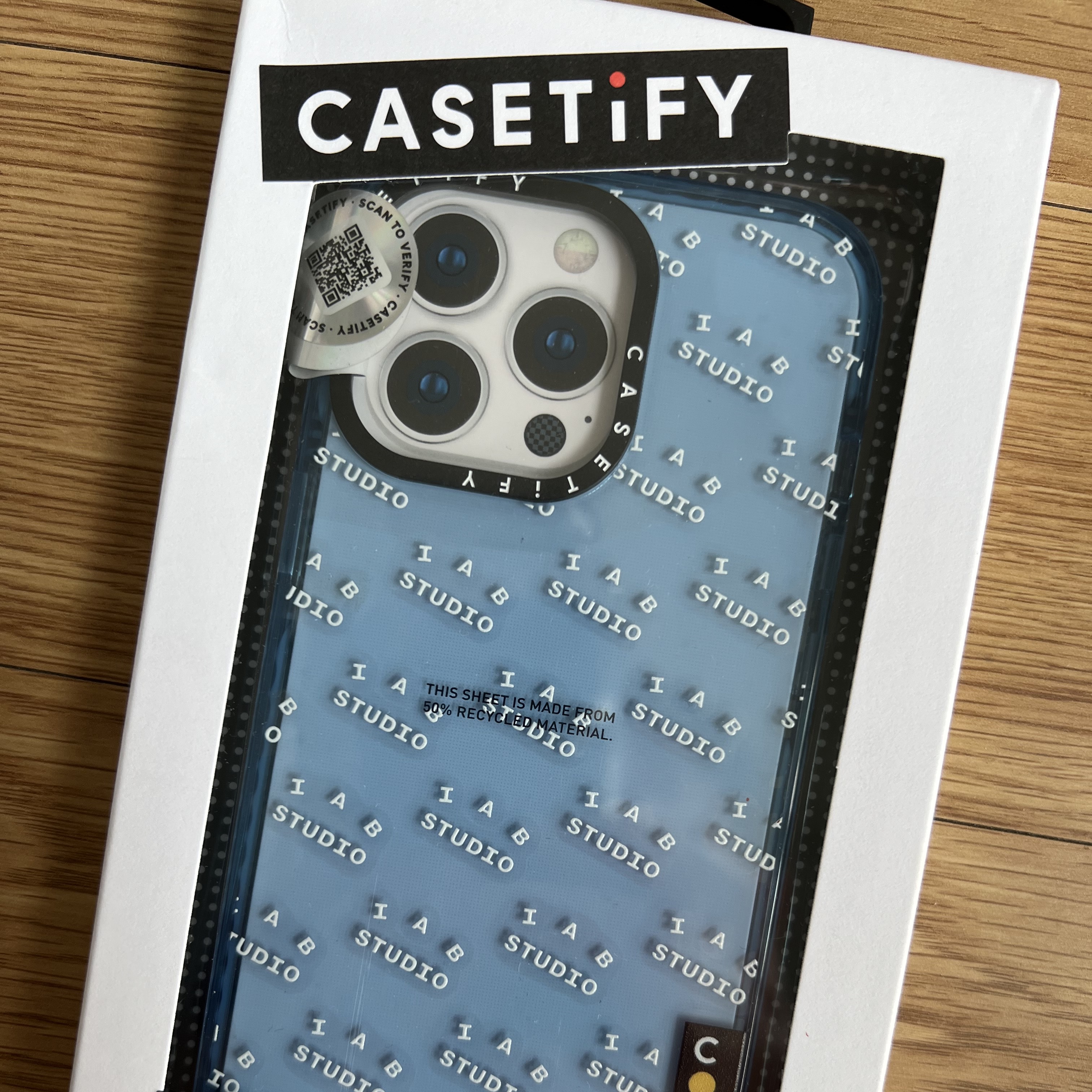 Casetify x IAB Studio iPhone White Monogram Logo Ultra Impact Bumper Case Sierra Blue 착용 스타일