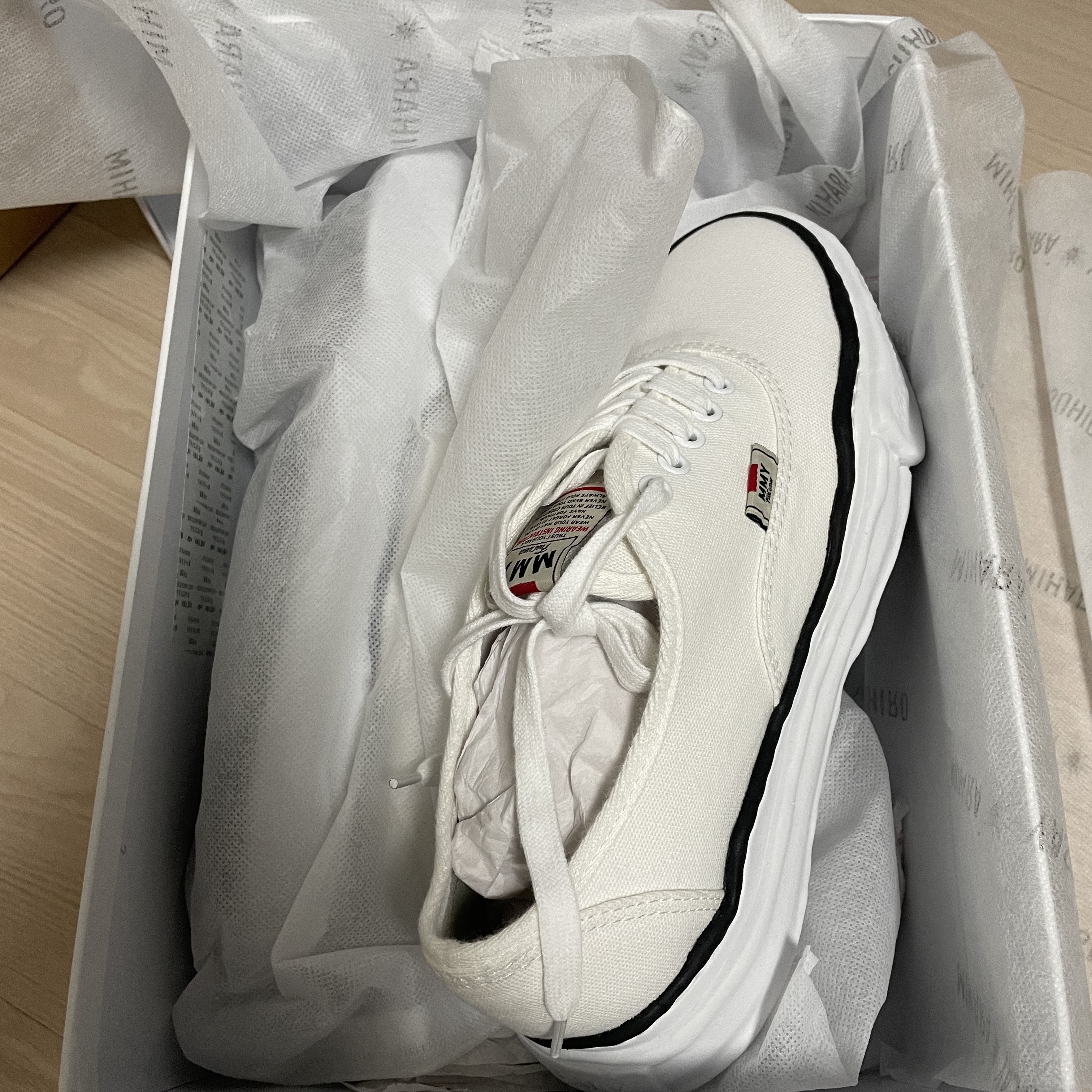 Maison Mihara Yasuhiro Baker OG Sole Canvas Low Cut Sneakers White 착용 스타일 - 1