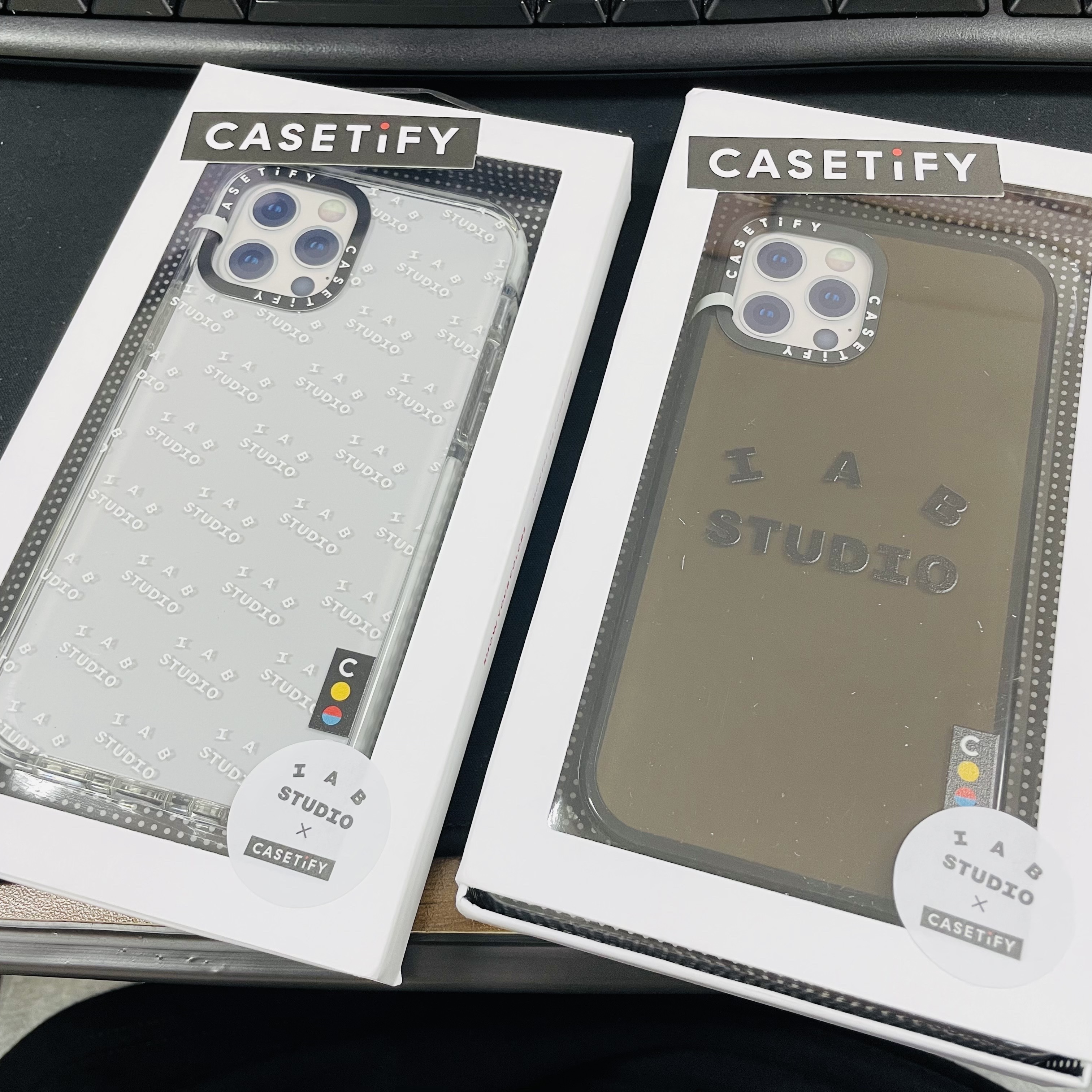 Casetify x IAB Studio iPhone Black Logo Impact Case Black, Casetify x IAB Studio iPhone White Monogram Logo Impact Case Frost White 착용 스타일