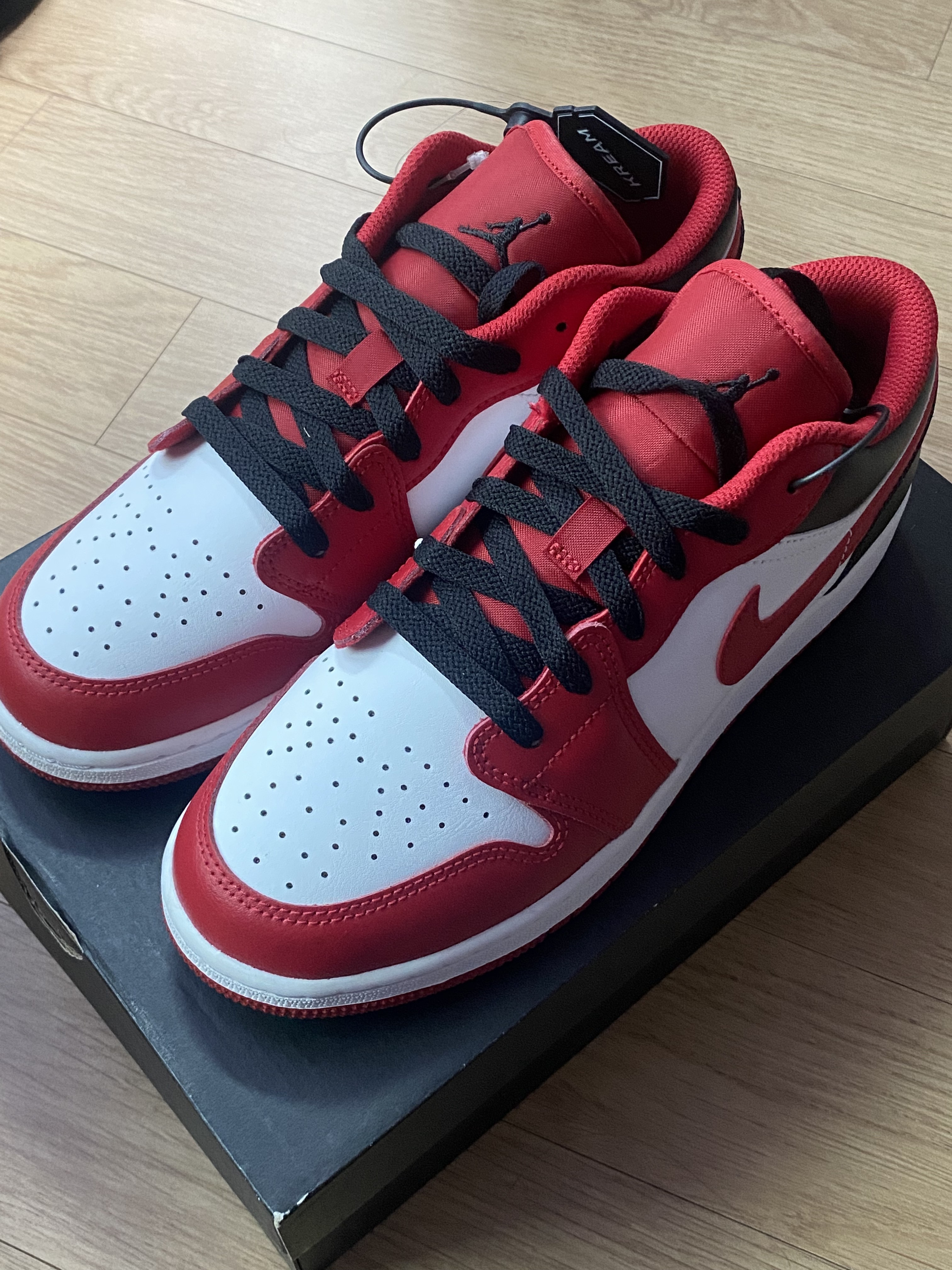 (GS) Jordan 1 Low White Gym Red Black, Jordan 1 Low White Gym Red Black 착용 스타일 - 3