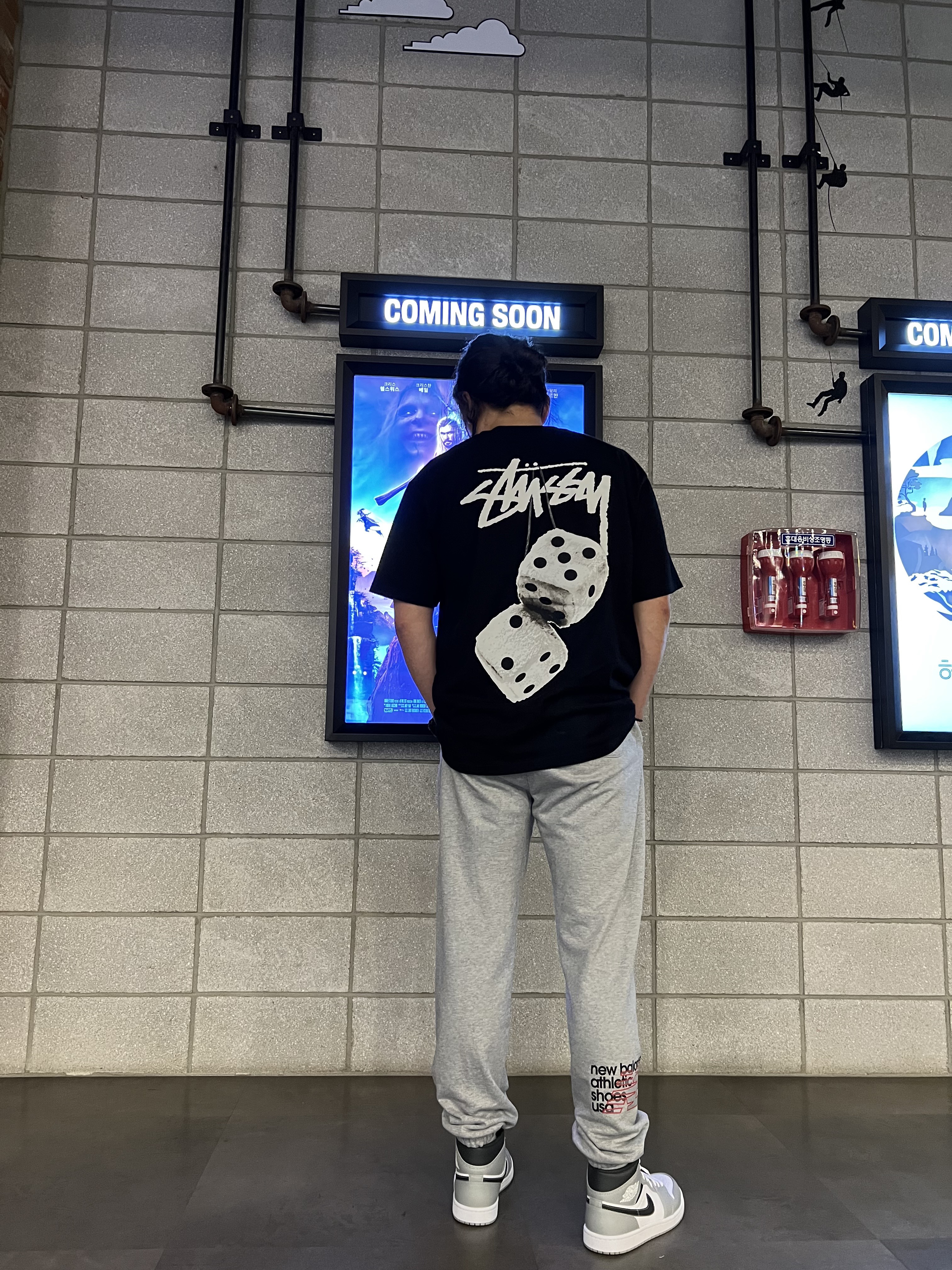 Stussy Fuzzy Dice T-Shirt Black, Jordan 1 Mid Light Smoke Grey Anthracite 착용 스타일 - 1