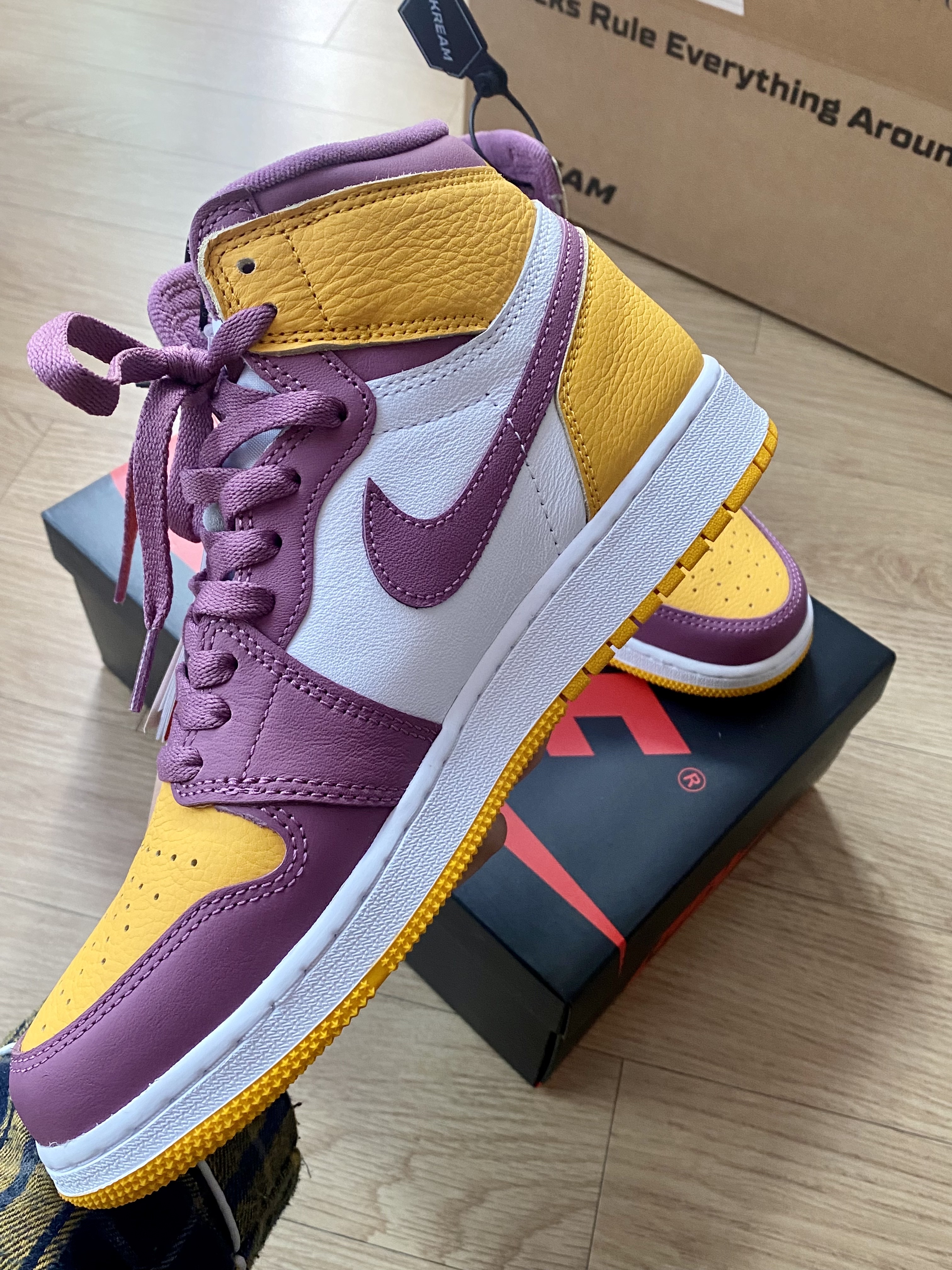 (GS) Jordan 1 Retro High OG University Gold Light Bordeaux, Jordan 1 Retro High OG University Gold Light Bordeaux 착용 스타일 - 2