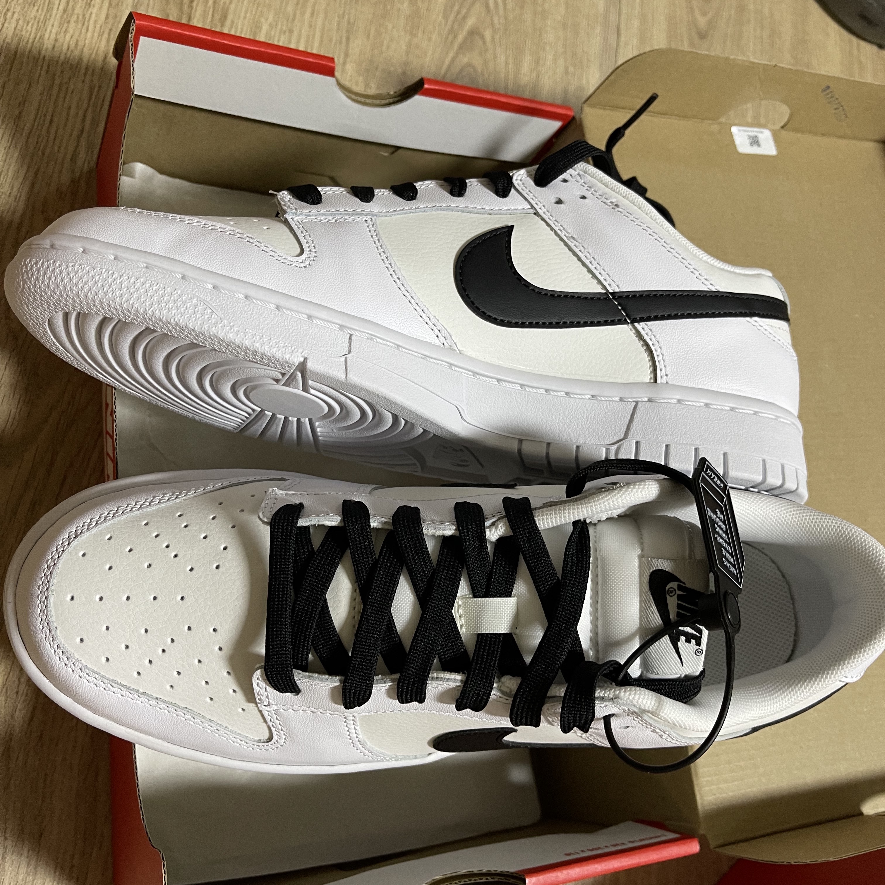Nike Dunk Low Retro Summit White, Nike Dunk Low Retro Black White 착용 스타일 - 1