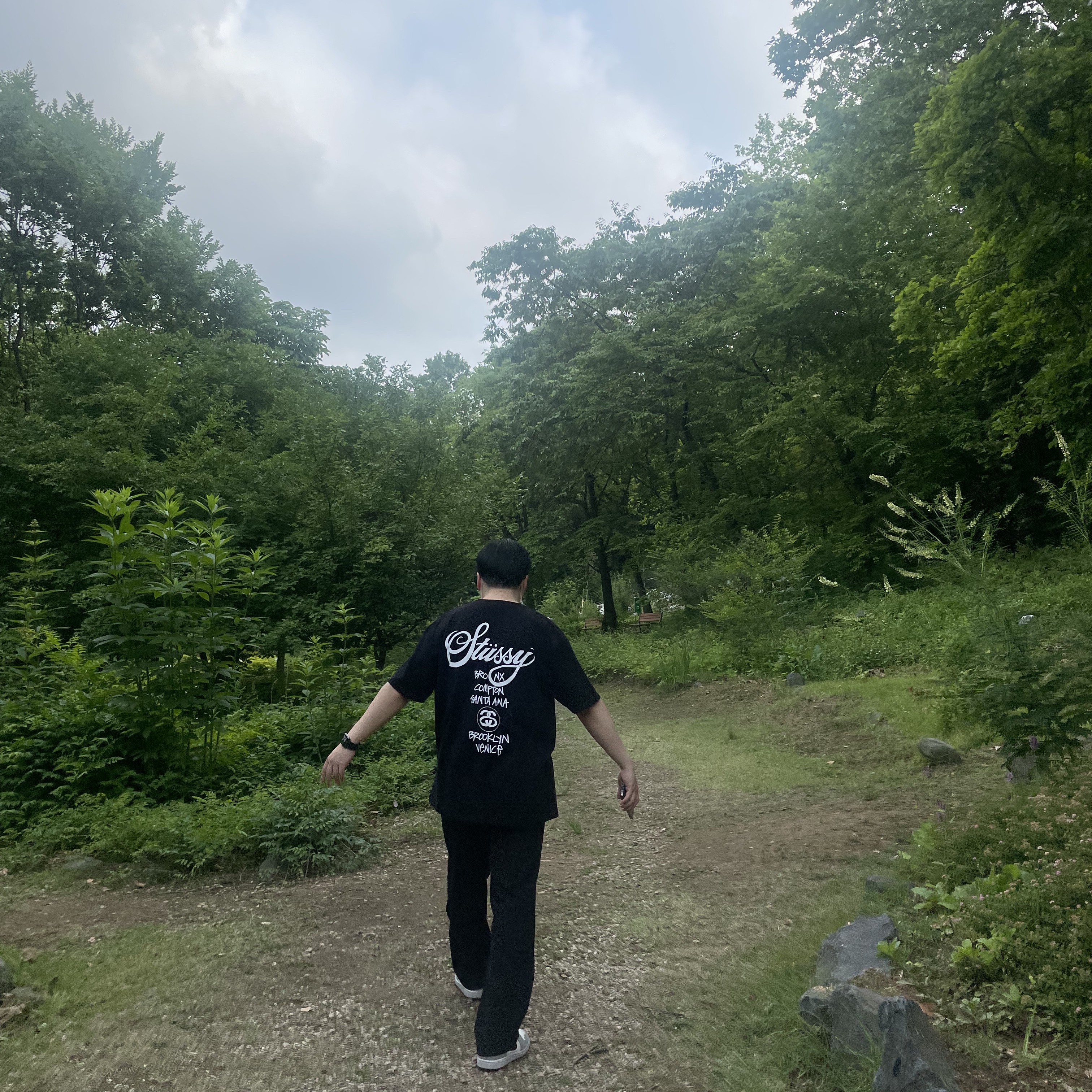 Jordan 1 Low Light Smoke Grey, Stussy World Tour T-Shirt Black 착용 스타일