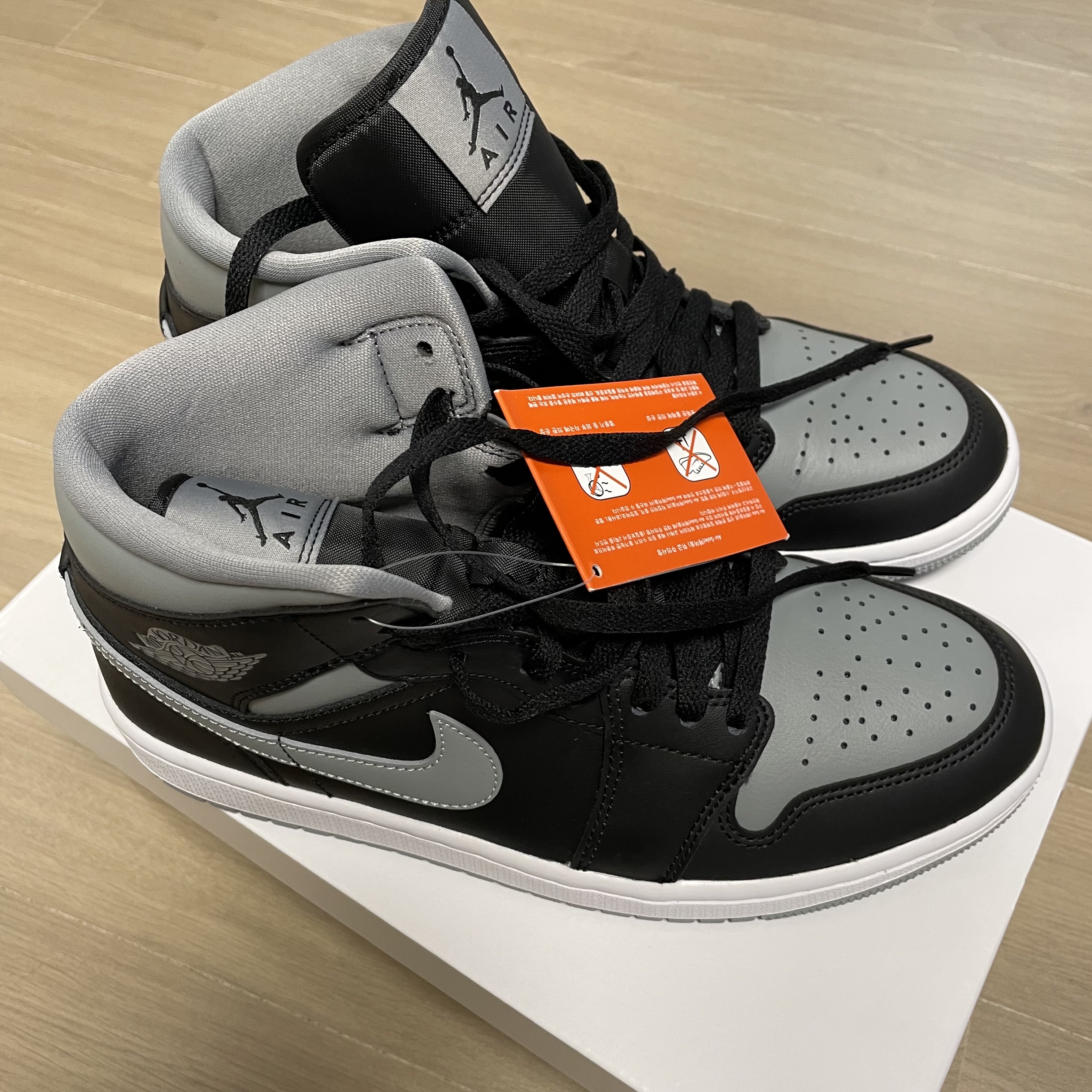 (W) Jordan 1 Mid Black Particle Grey 착용 스타일 - 2