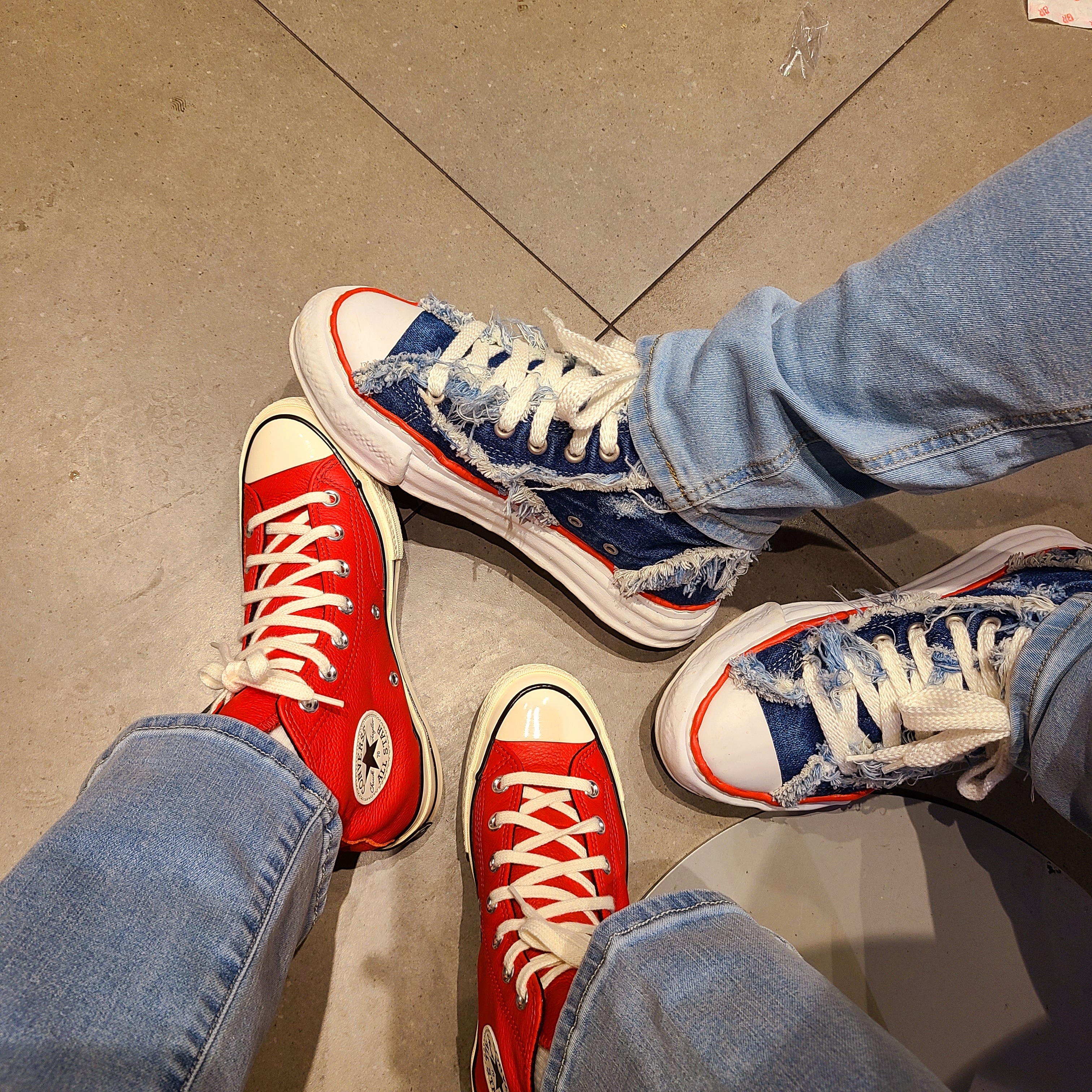 Maison Mihara Yasuhiro x Nigel Cabourn High Cut Sneakers One Wash 12oz Denim, Converse Chuck 70 High Seasonal Leather University Red 착용 스타일 - 2