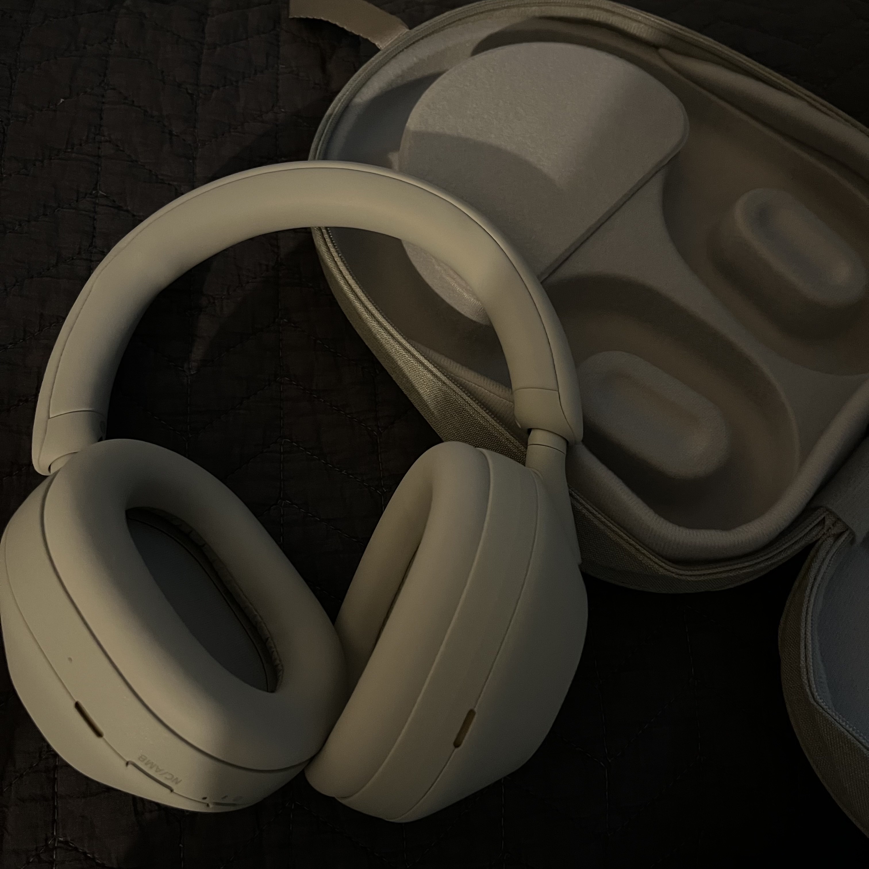 Sony WH-1000XM5 Silver (Korean Ver.) 착용 스타일 - 2
