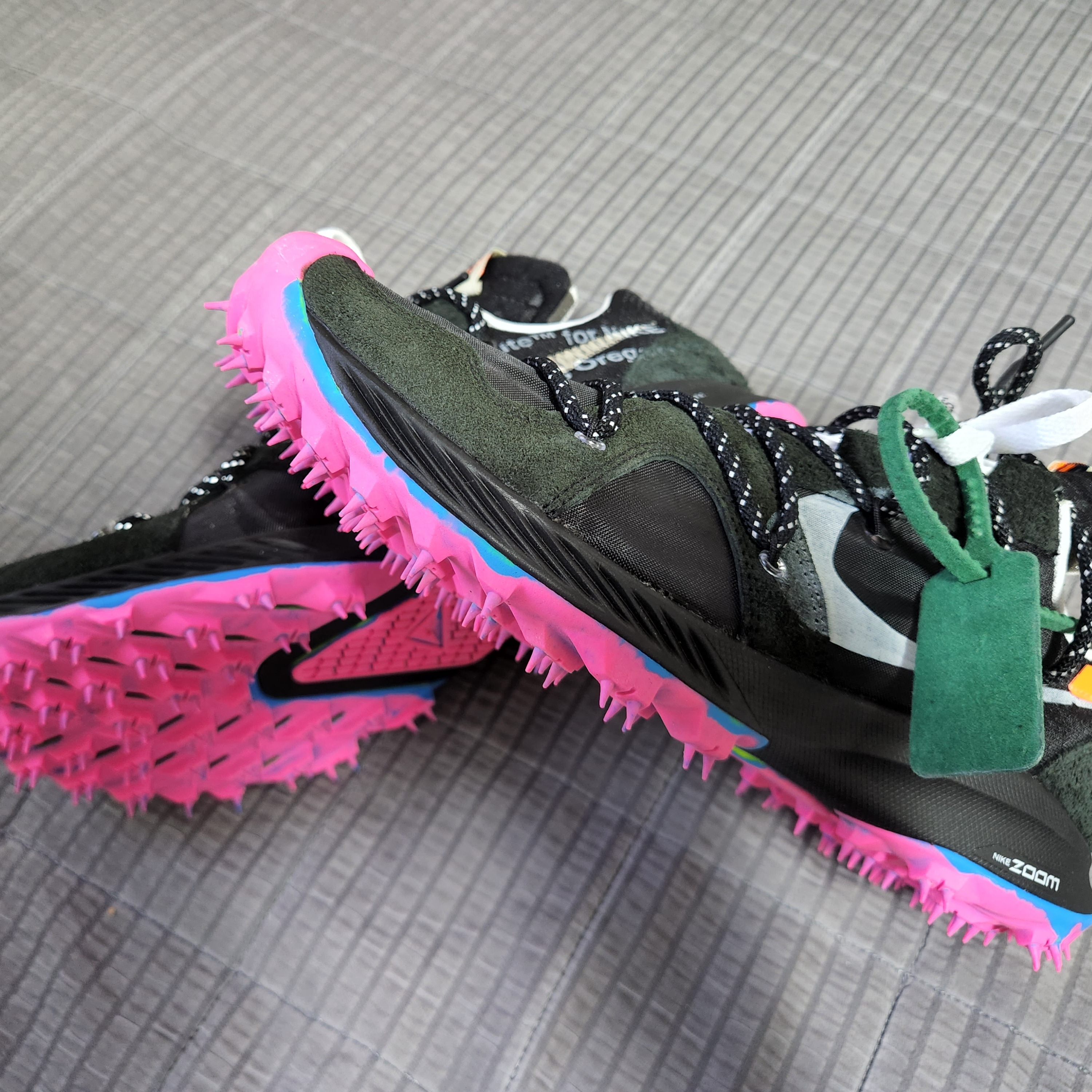 (W) Nike x Off-White Zoom Terra Kiger 5 Black 착용 스타일 - 4
