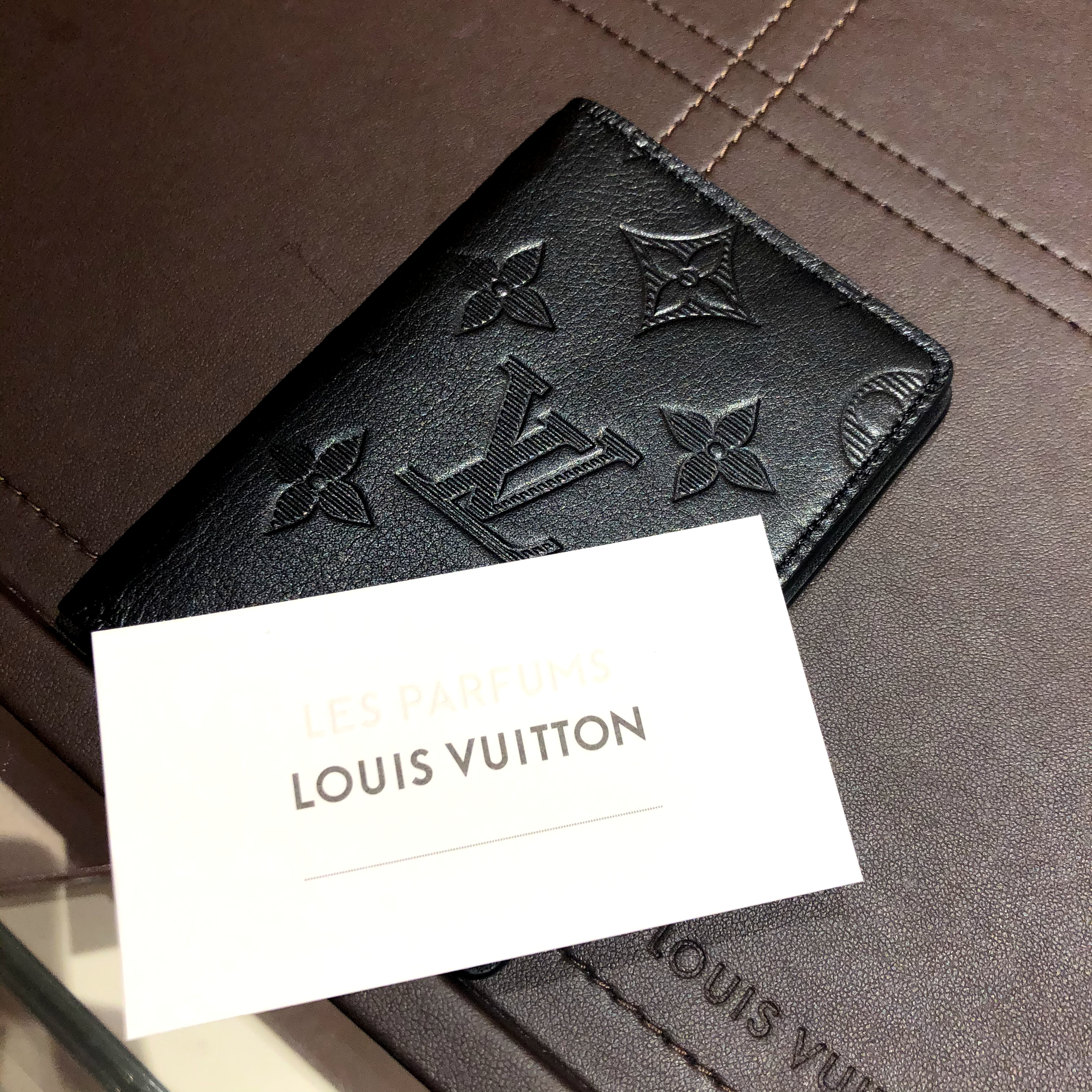 Louis Vuitton Pocket Organizer Monogram Shadow Black 착용 스타일
